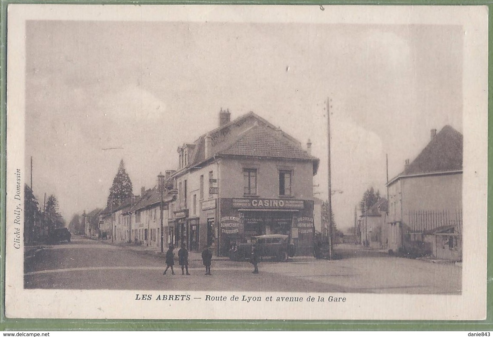 CPA - ISERE - LES ABRETS - ROUTE DE LYON & AVENUE DE LA GARE - Animation, Auto Devant Magasin Casino - Cliché Rolly - Les Abrets