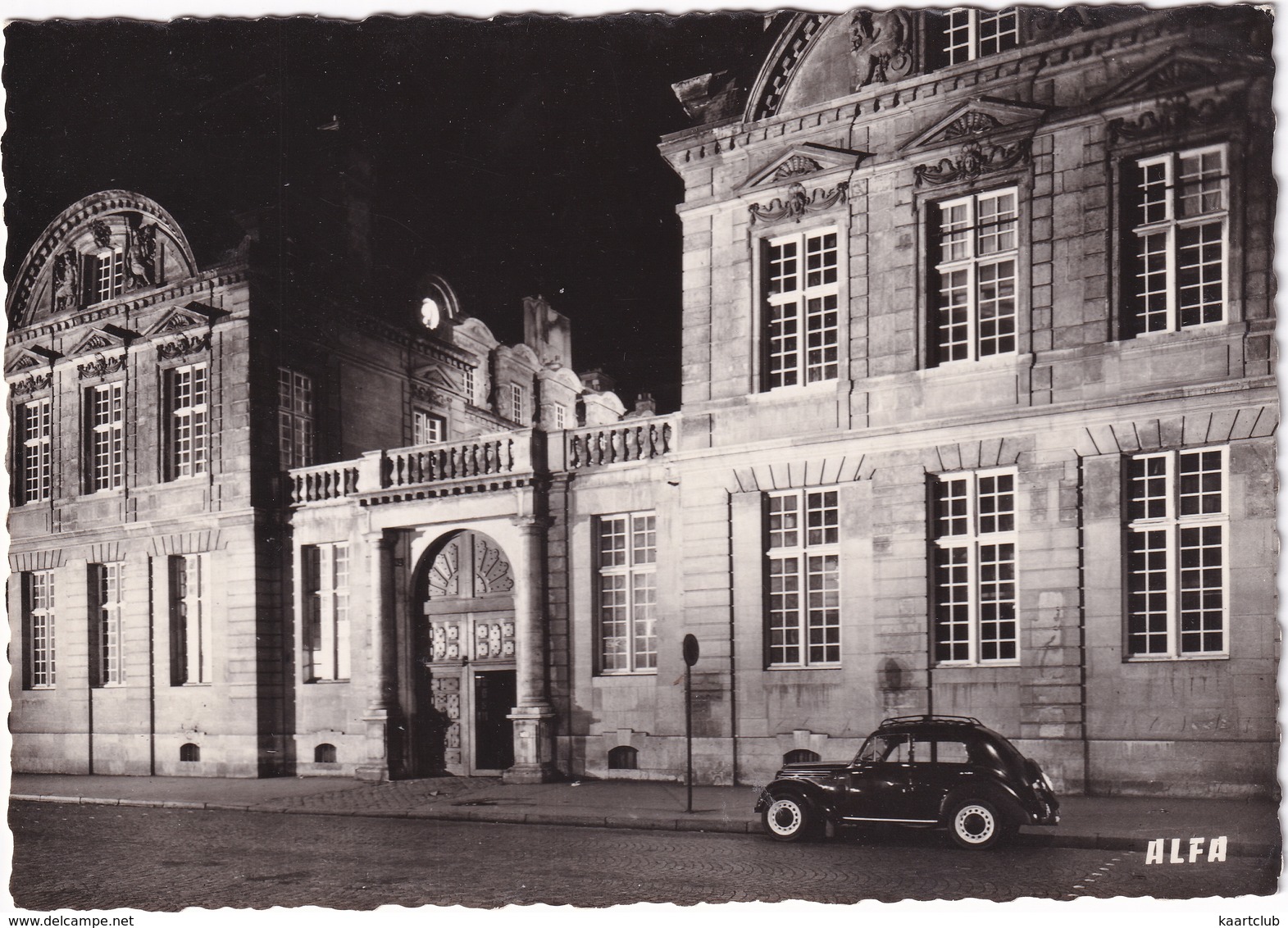 Paris: RENAULT JUVAQUATRE '39 - Hotel De Sully, 62 Rue Saint-Antoine - Toerisme