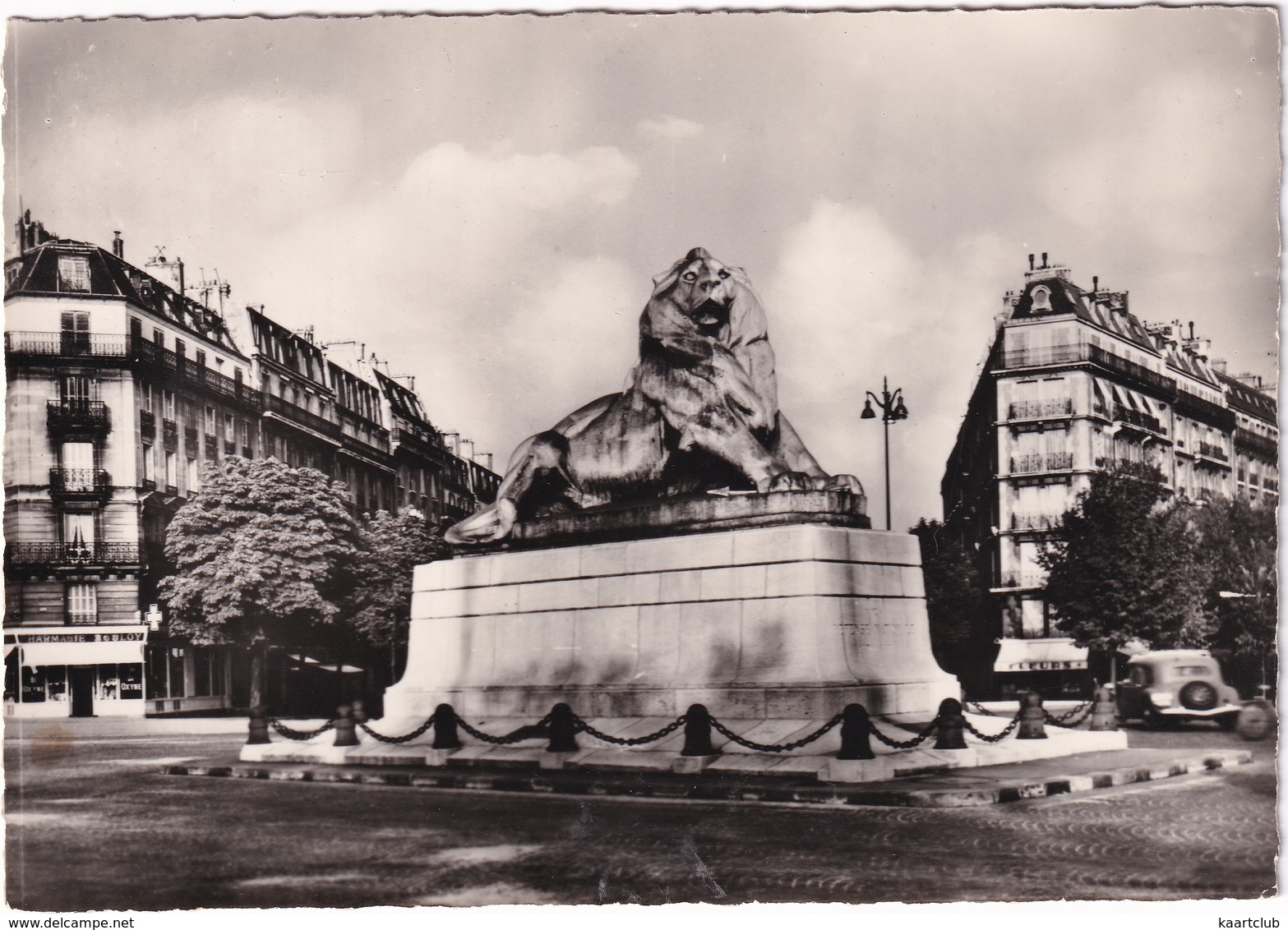 Paris: CITROËN TRACTION AVANT - Le Lion De Belfort - Place Denfert Rochereau - Toerisme