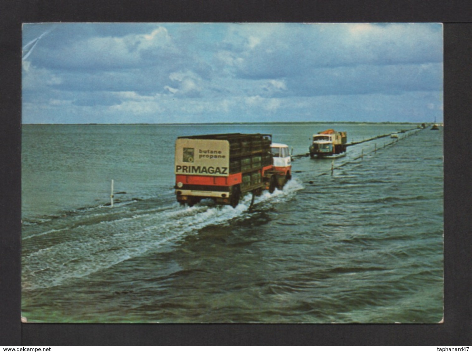 CPM.Dépt.85.ILE De MOIRMOUTIER.Le Passage Du GOIS.Camion,transport De Bombonnes De Gaz,pub,Primagaz . - Ile De Noirmoutier