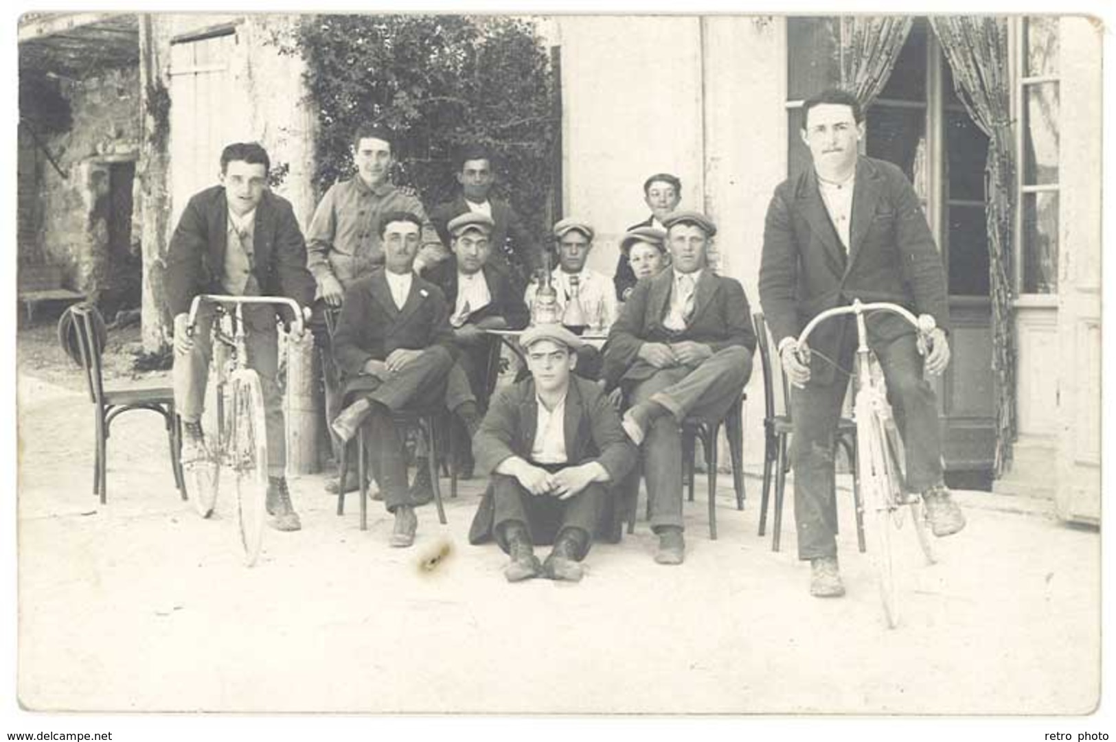 Cpa Carte-photo Hommes Devant Bistro, Certains Avec Leur Vélo , Vers 1910  (CPH) - Altri & Non Classificati