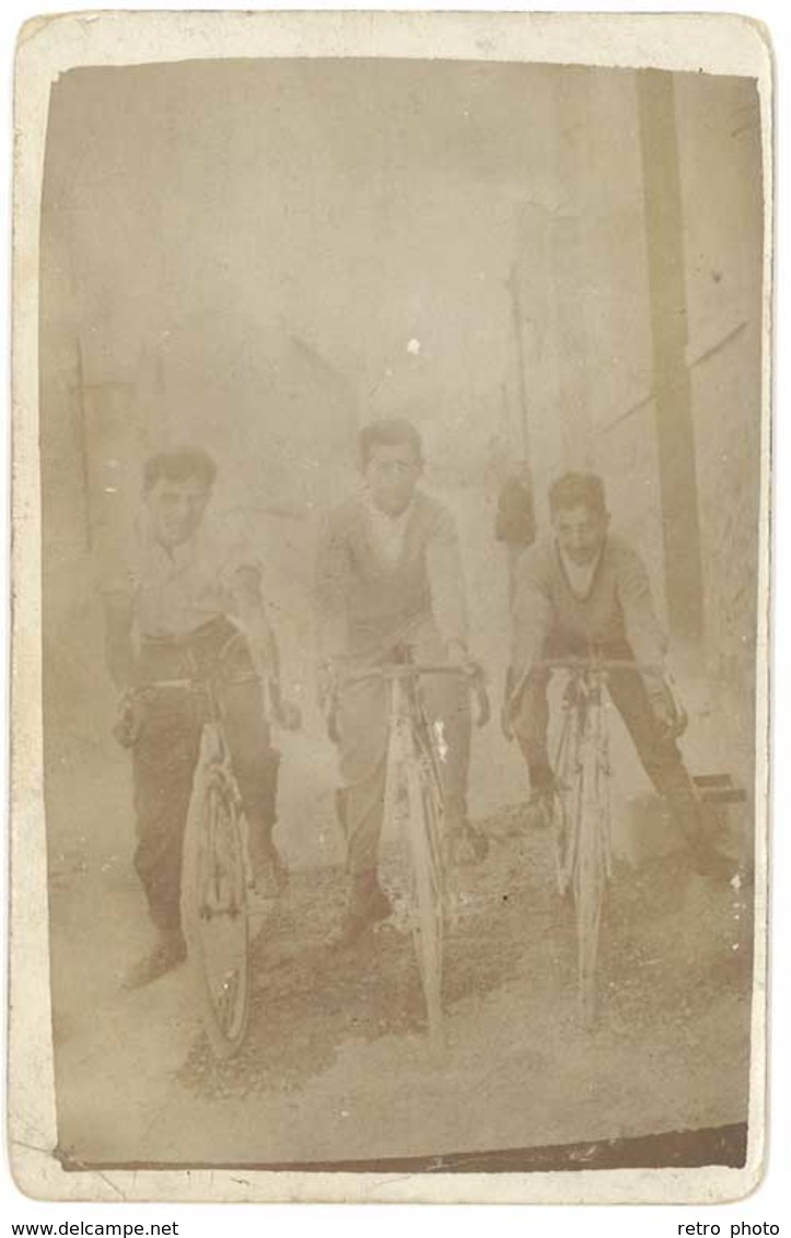 Cpa Carte-photo Hommes Sur Leurs Vélos , état  (CPH) - Autres & Non Classés