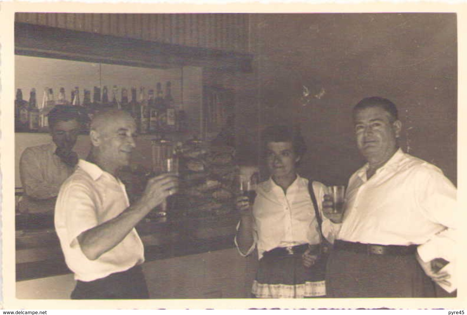 PHOTO DE TROIS PERSONNE AU BAR DU RESTAURANT A TERNI ITALIE  10 X 7 CM 1957 - Lieux