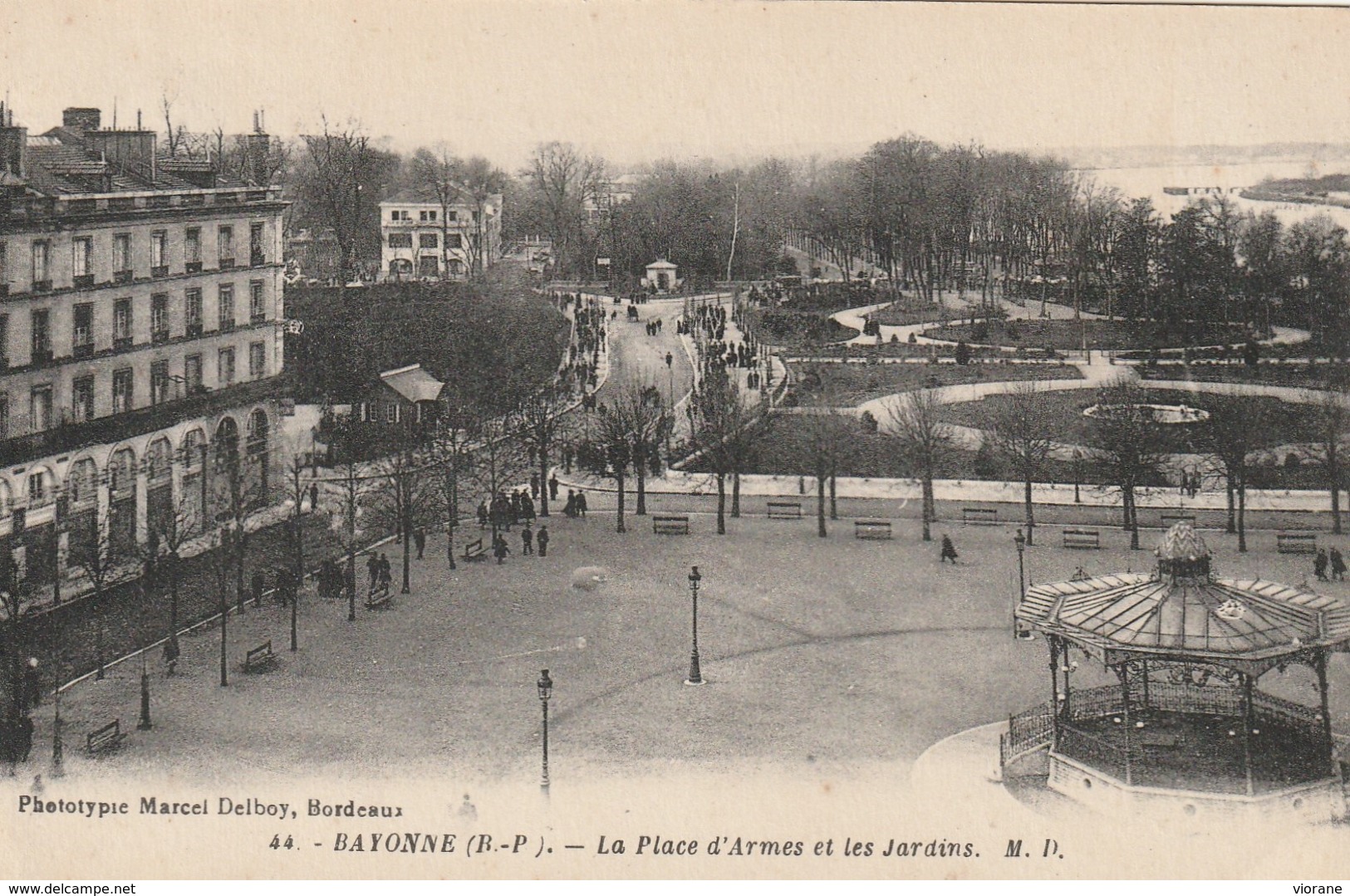 La Place D'Armes Et Les Jardins - Bayonne