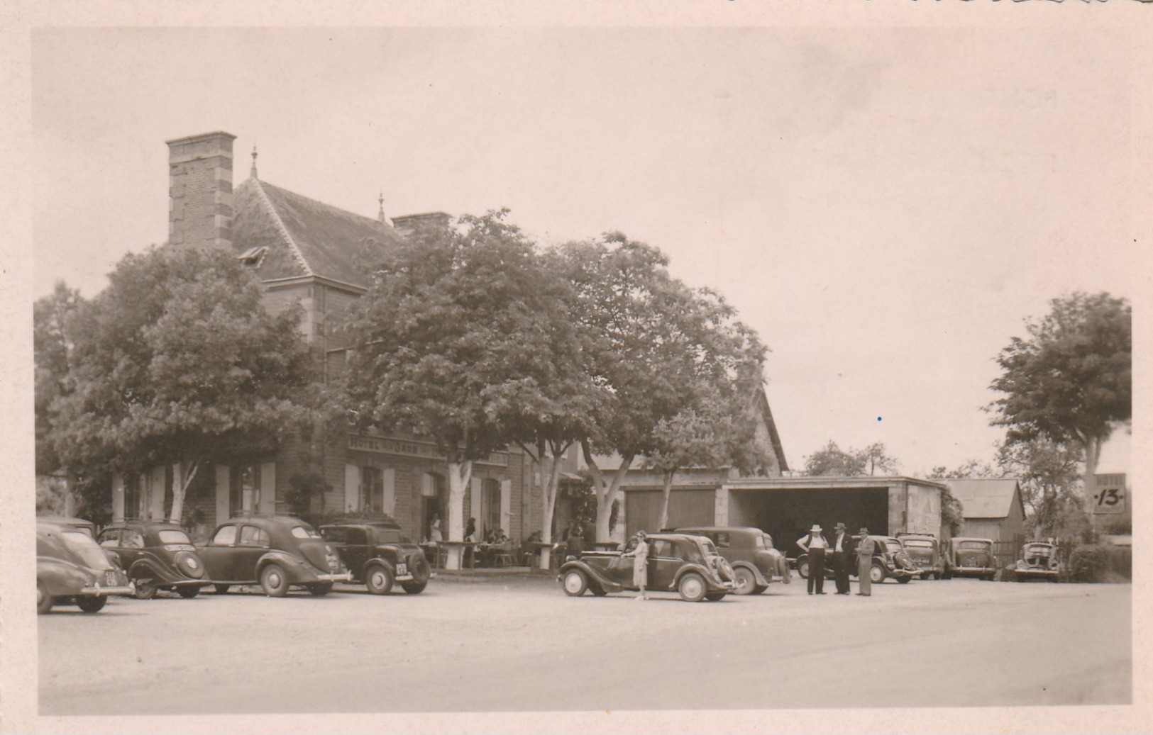 Pontaubault ,(Ducey , Avranches )Hotel Des 13 Assiettes,(oldtimer ,auto Citroën,peugeot,renauld,...... - Avranches