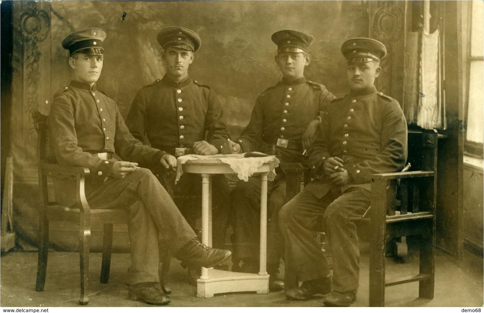 Militaria Militaire Guerre Soldats Officier  En Uniformes - Pose En Intérieur 1917 - Personen