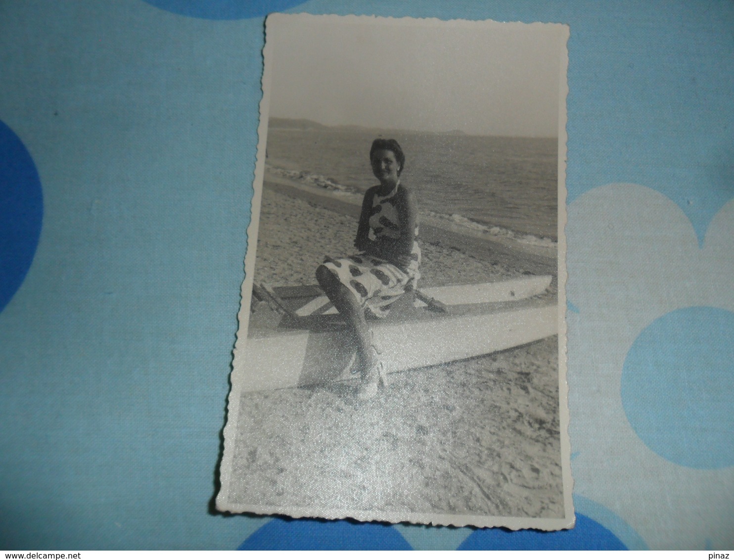 Foto Bella Ragazza Seduta Su Pedalo' - Pin-ups