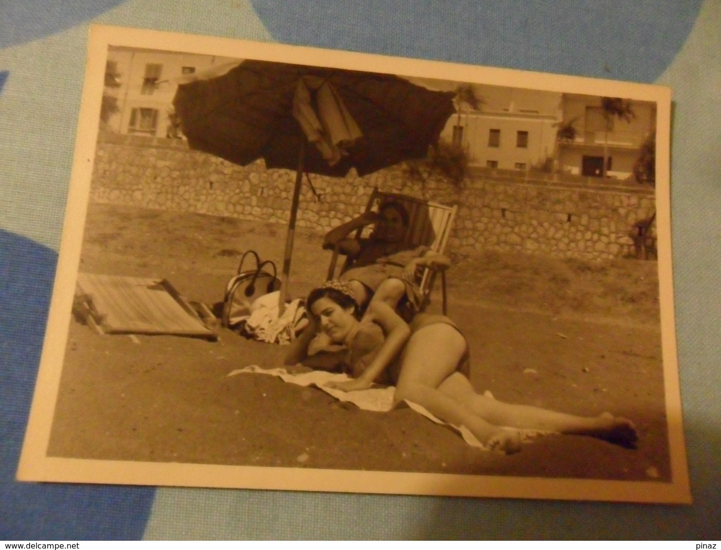 Foto RAGAZZA IN COSTUME SOTTO L'OMBRELLONE1959 - Pin-ups