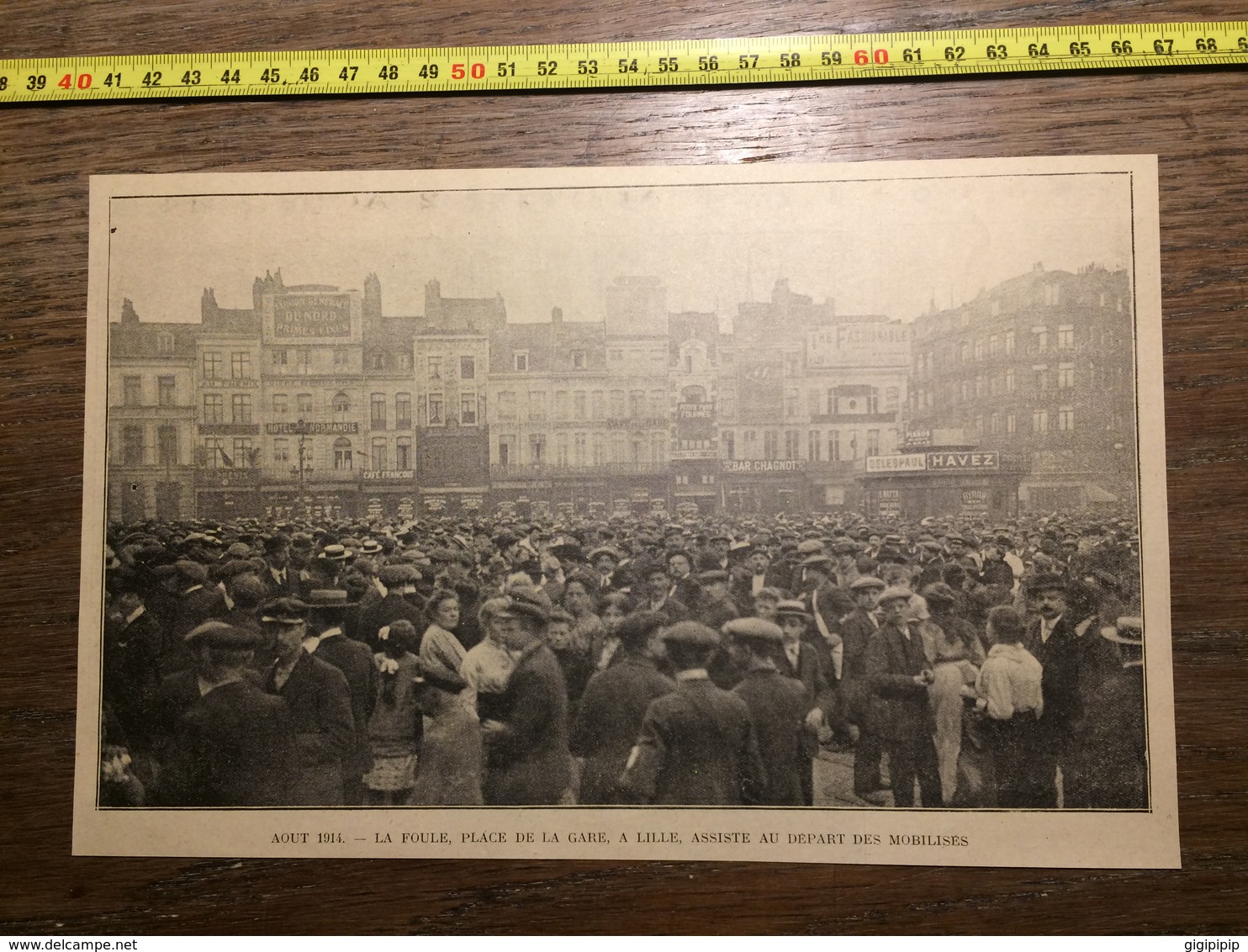 ANNEES 20/30 AOUT 1914 LA FOULE PLACE DE LA GARE A LILLE ASSISTE AU DEPART DES MOBILISES - Collections