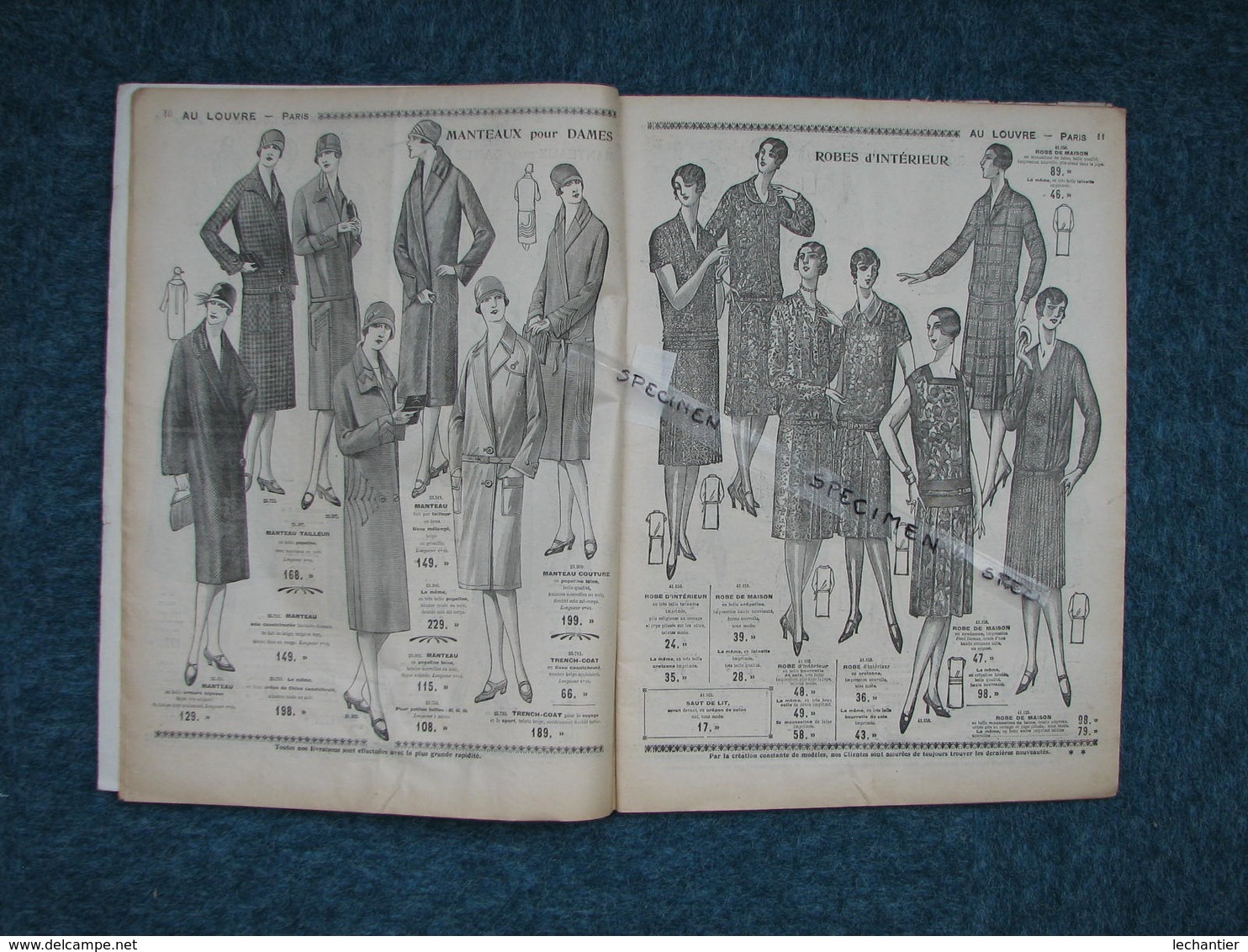 Au Louvre Paris été 1928 Catalogue 92 Pages 26X36 + Planche De 14 Echantillons Tissus - Textile & Vestimentaire