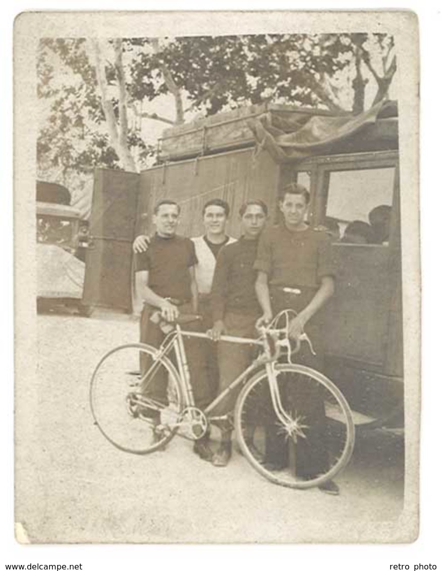 Photo Ancienne Hommes & Vélo De Course Devant Camion - Sports