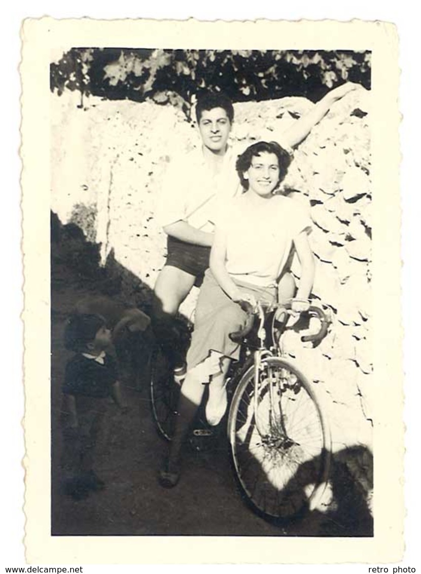 Photo Ancienne Couple, Vélo De Course - Personnes Anonymes