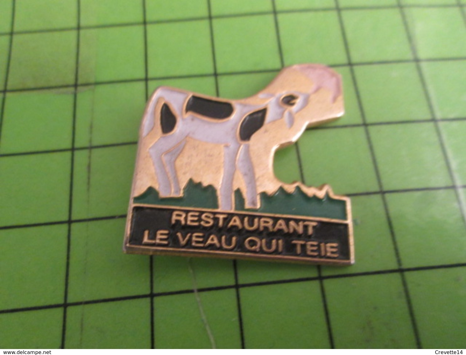 414d Pin's Pins / Rare & De Belle Qualité : THEME ALIMENTATION / RESTAURANT (Coucou Gégé) LE VEAU QUI TETE VACHE - Food