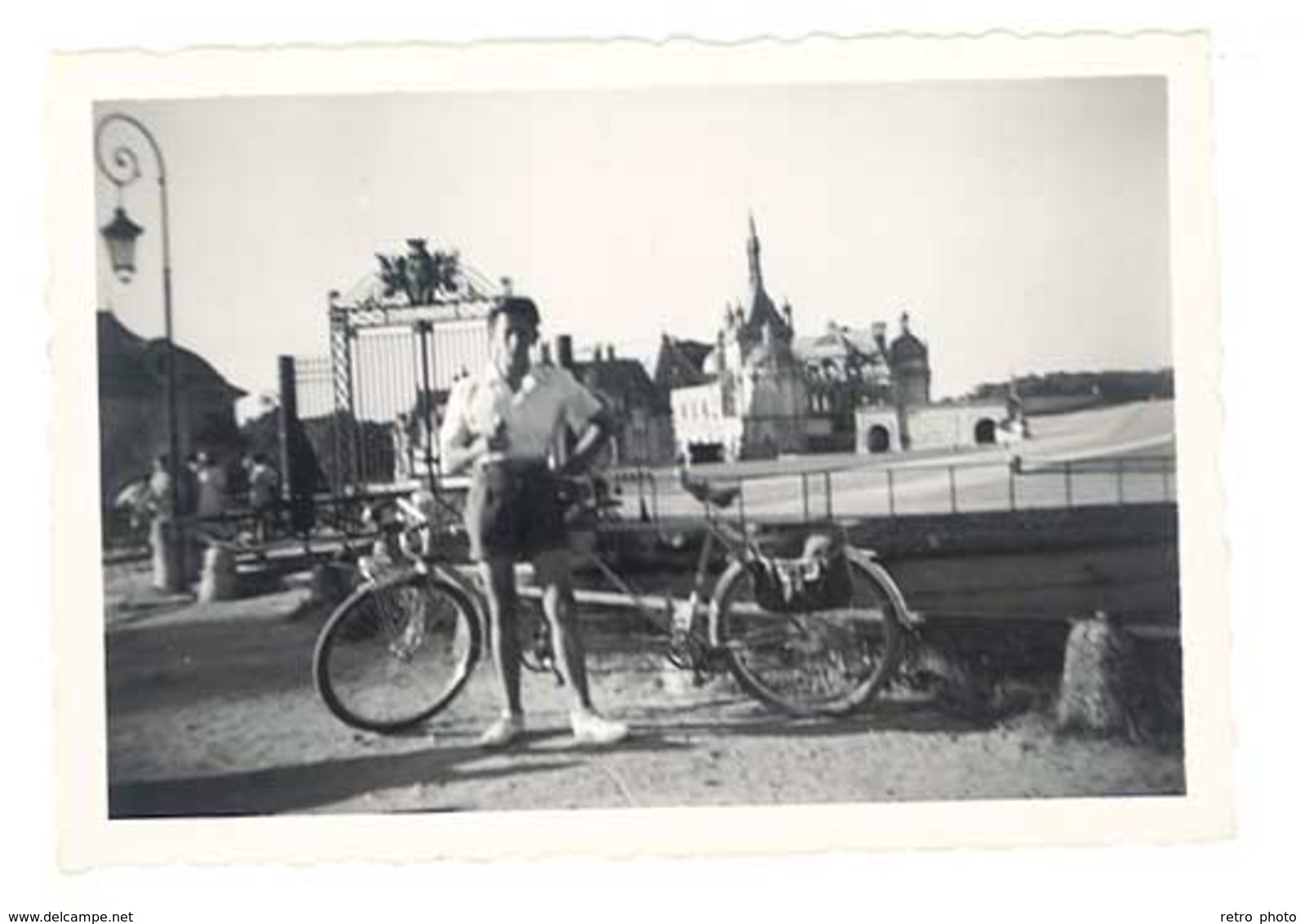 Photo Ancienne Homme Devant Château De Chantilly, Vélo, Tandem - Personnes Anonymes