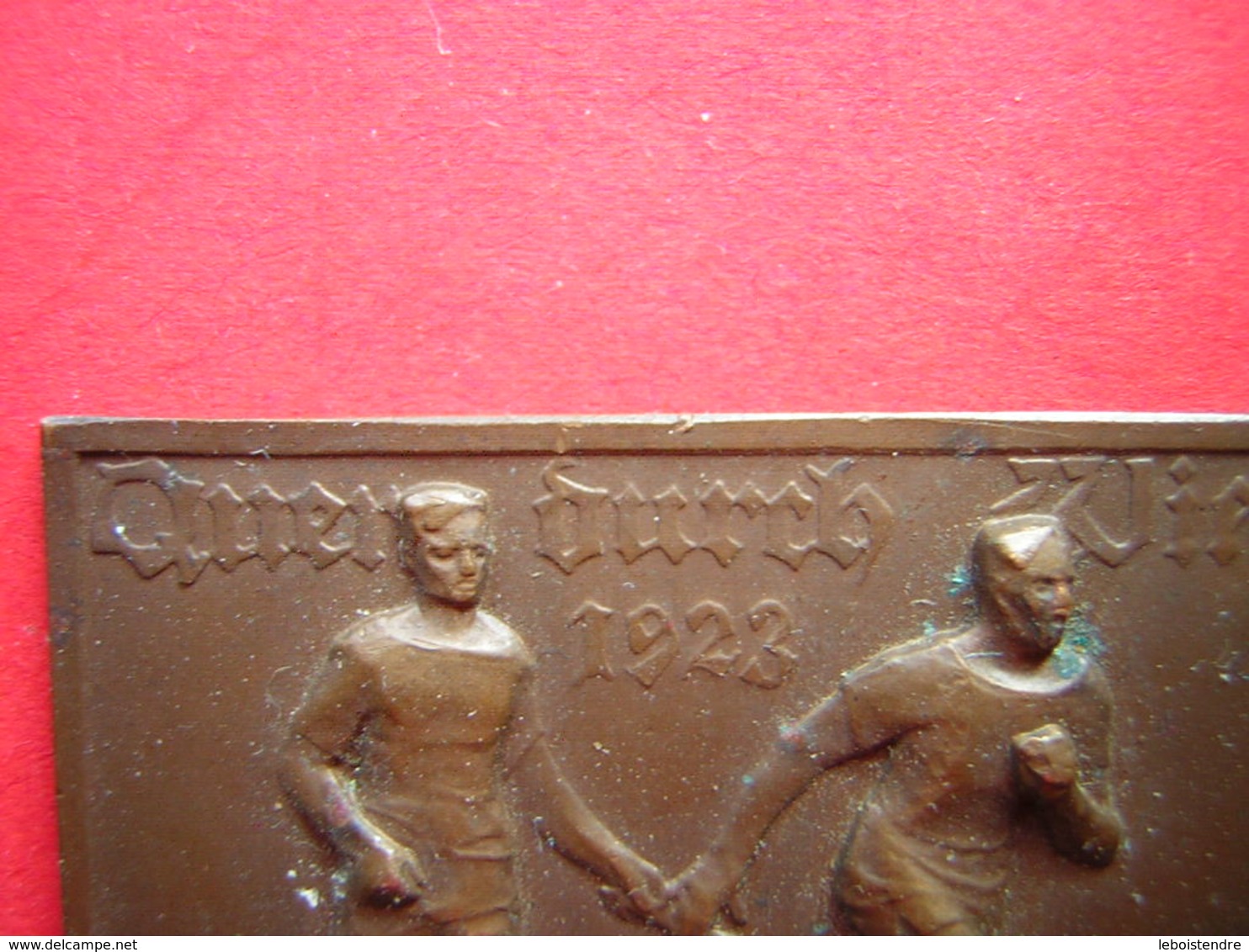 ANCIENNE ET BELLE PETITE PLAQUE EN BRONZE QUER OURCH LIEN1923 2 COUREURS A PIEDS PASSAGE DE RELAIS - Athletics