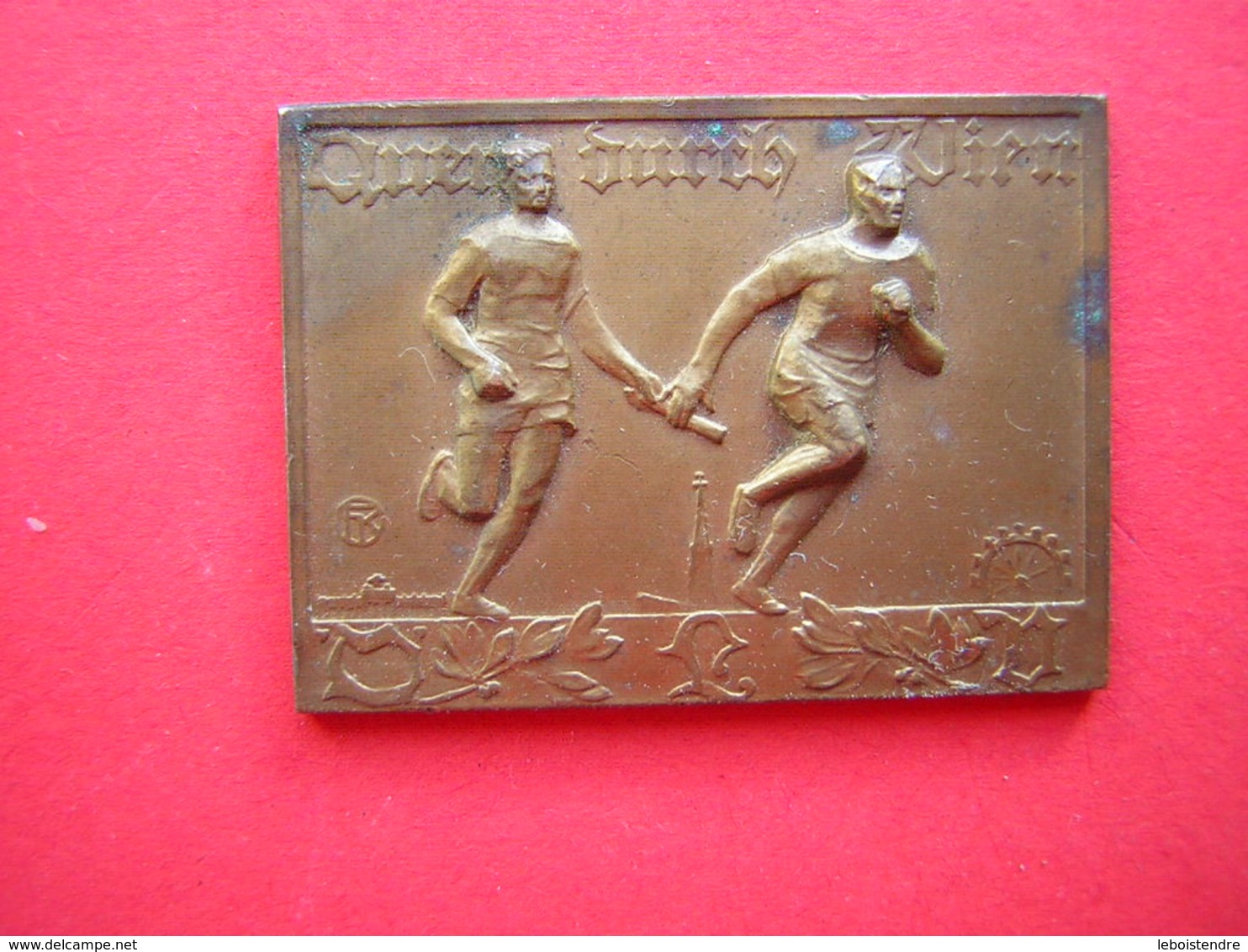 ANCIENNE ET BELLE PETITE PLAQUE EN BRONZE QUER OURCH LIEN1932  2 COUREURS A PIEDS PASSAGE DE RELAIS - Athlétisme