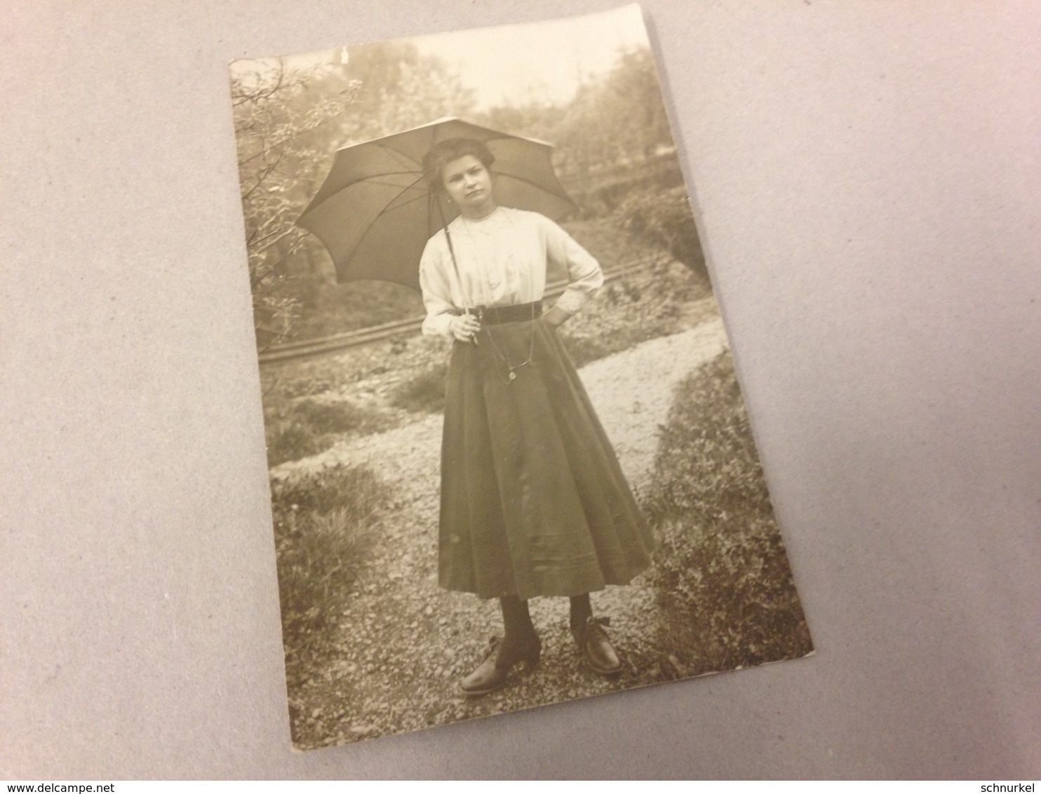 JUNGE FRAU MIT SCHIRM - MERAN - M. SENN - PHOTOGR. SANDHOF - 1911 - Identifizierten Personen