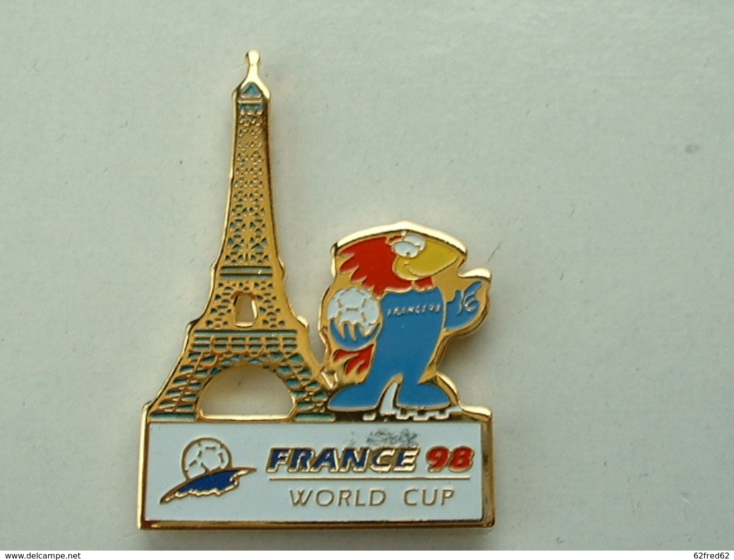 PIN'S FOOTBALL COUPE DU MONDE FRANCE 98 - FOOTIX -  TOUR EIFFEL - Football