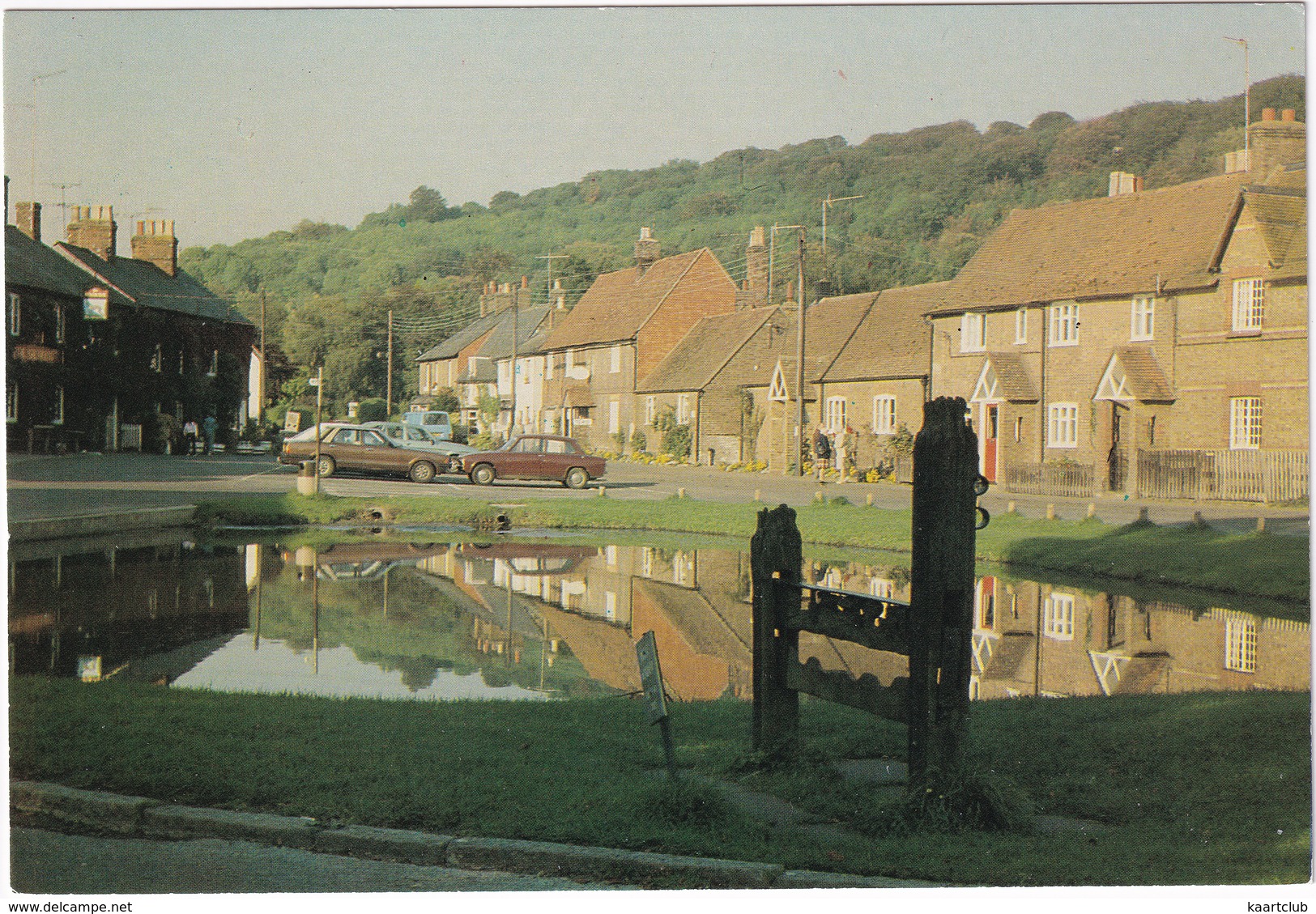 Aldbury: TRIUMPH 1300, FORD CORTINA MK4 - Village Stocks & Whipping Post - (Hertfordshire) - Toerisme