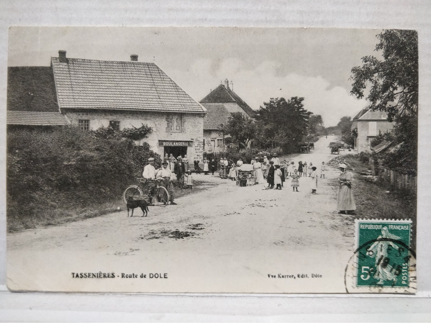 Tassenières. Route De Dole. Animée. Boulangerie - Autres & Non Classés