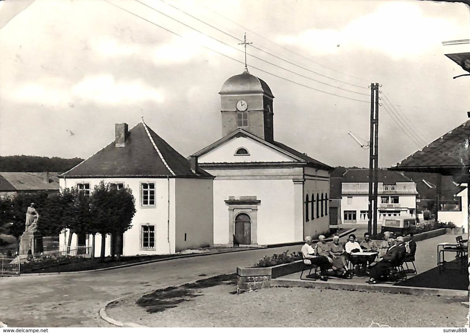 Chiny - L'Eglise Et La Maison Communale (animée, Photo Véritable 1961) - Chiny