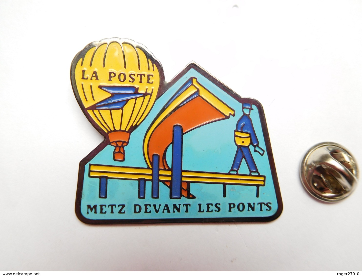 Beau Big Pin's , La Poste , Montgolfiére , Metz Devant Les Ponts - Post