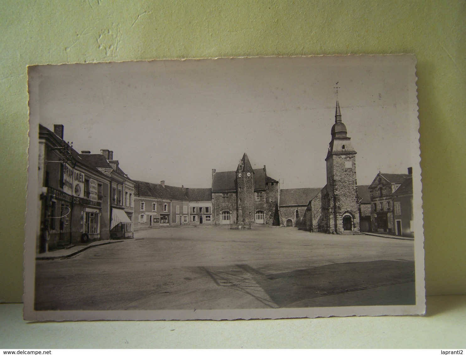 BOULOIRE (SARTHE) LES COMMERCES. LES MAGASINS. LA PLACE. LE VIEUX CHATEAU XV°SIECLE ET L'EGLISE. - Bouloire