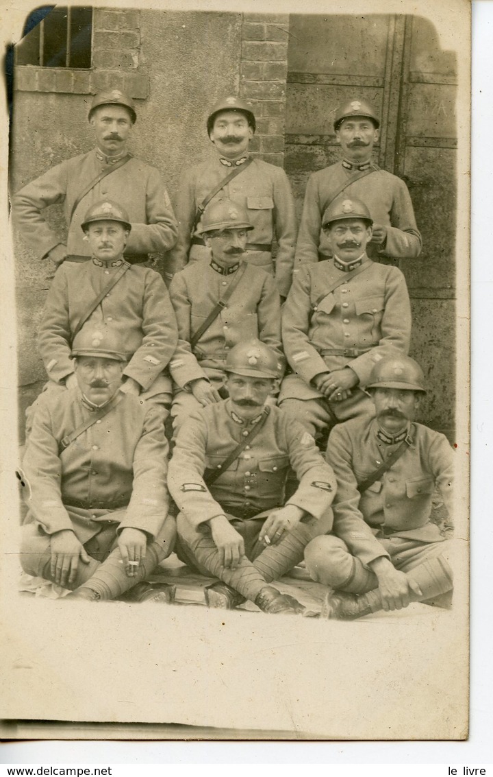 311. CPA PHOTO WW1. GROUPE AVEC CASQUES ADRIAN - Guerra 1914-18