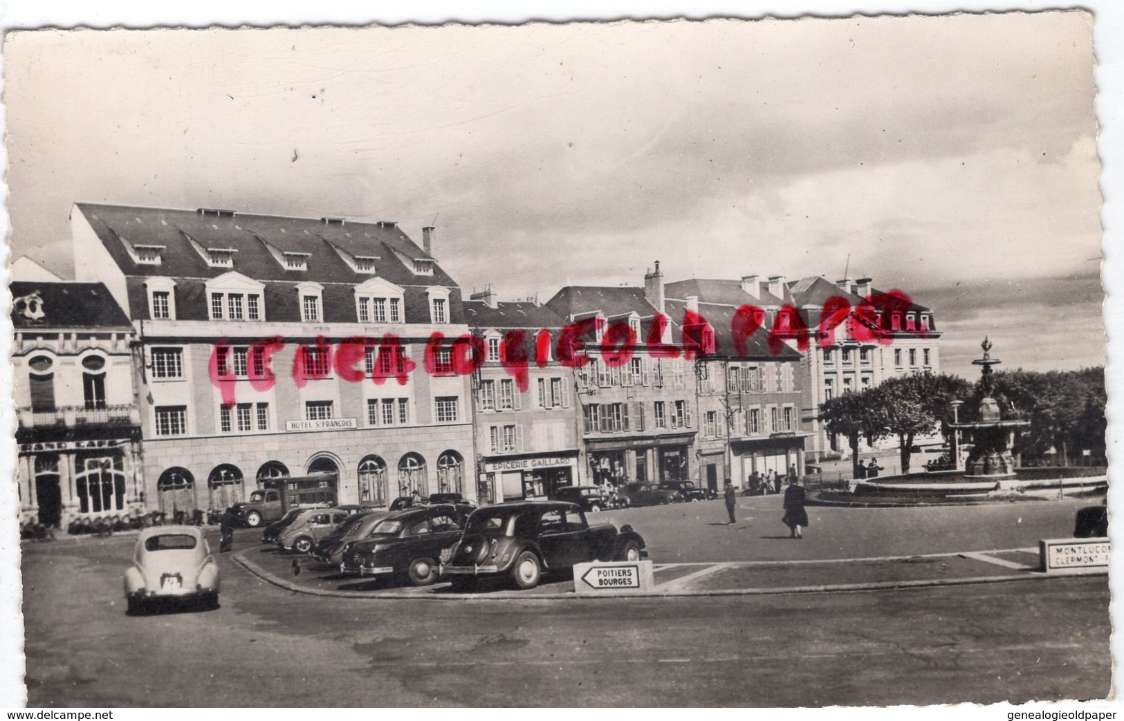 23 - GUERET - LA PLACE - EPICERIE GAILLARD- HOTEL SAINT FRANCOIS - TRACTION AVANT CITROEN 1959 - Guéret