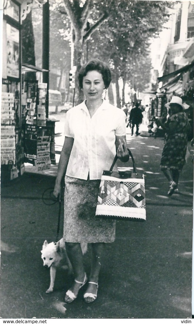 Photo Originale Jeune Femme Vintage Sac à Main Nice 1962 - Persone Anonimi