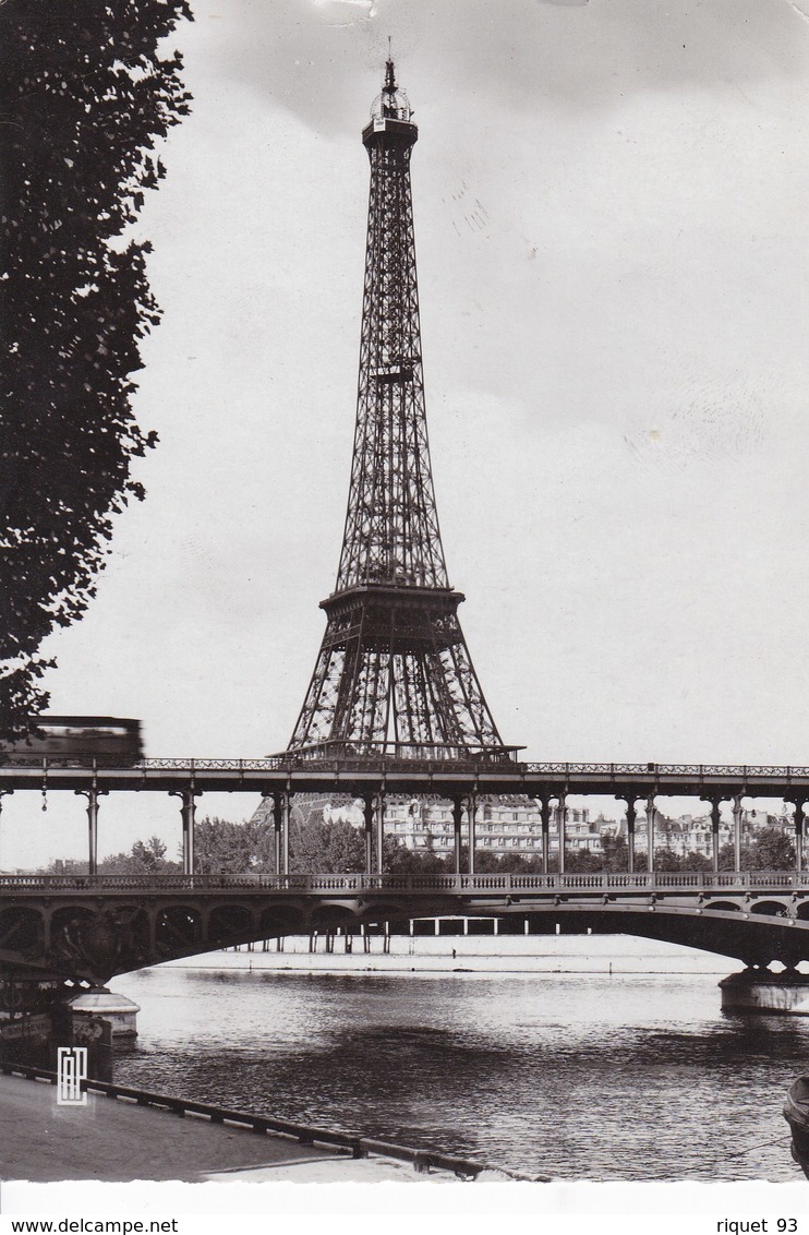 LA TOUR EIFFEL - Le Viaduc De Passy Et La Tour Eiffel ( Avec Vignette: Paris Tour Eiffel) - Tour Eiffel