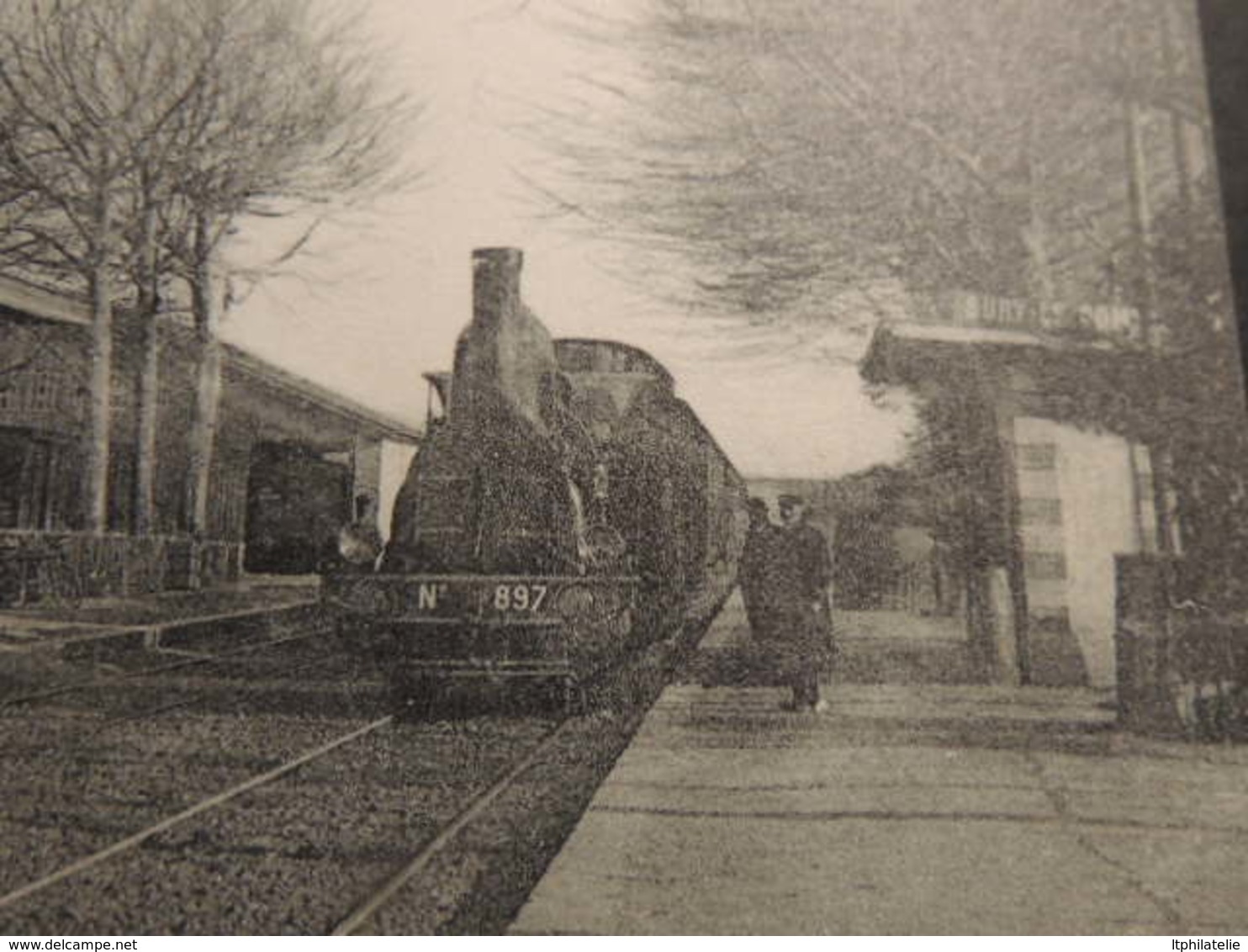 CPA  LOIRE  SURY LE COMTAL   LA GARE       TRAIN CHEF DE GARE   ET VOYAGEURS EN GARE   CP DE 1915 POUR CHATOU - Otros & Sin Clasificación