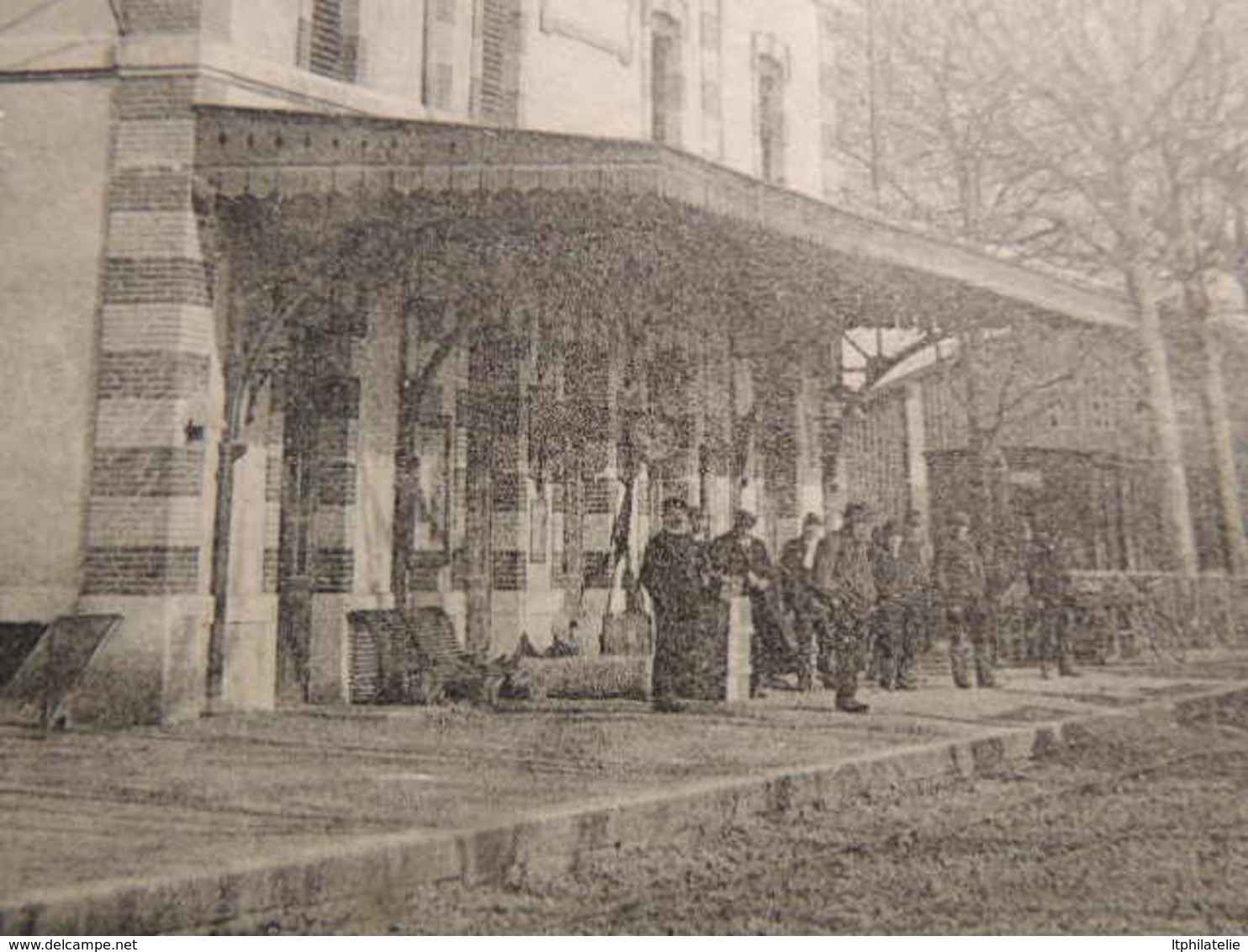 CPA  LOIRE  SURY LE COMTAL   LA GARE       TRAIN CHEF DE GARE   ET VOYAGEURS EN GARE   CP DE 1915 POUR CHATOU - Otros & Sin Clasificación