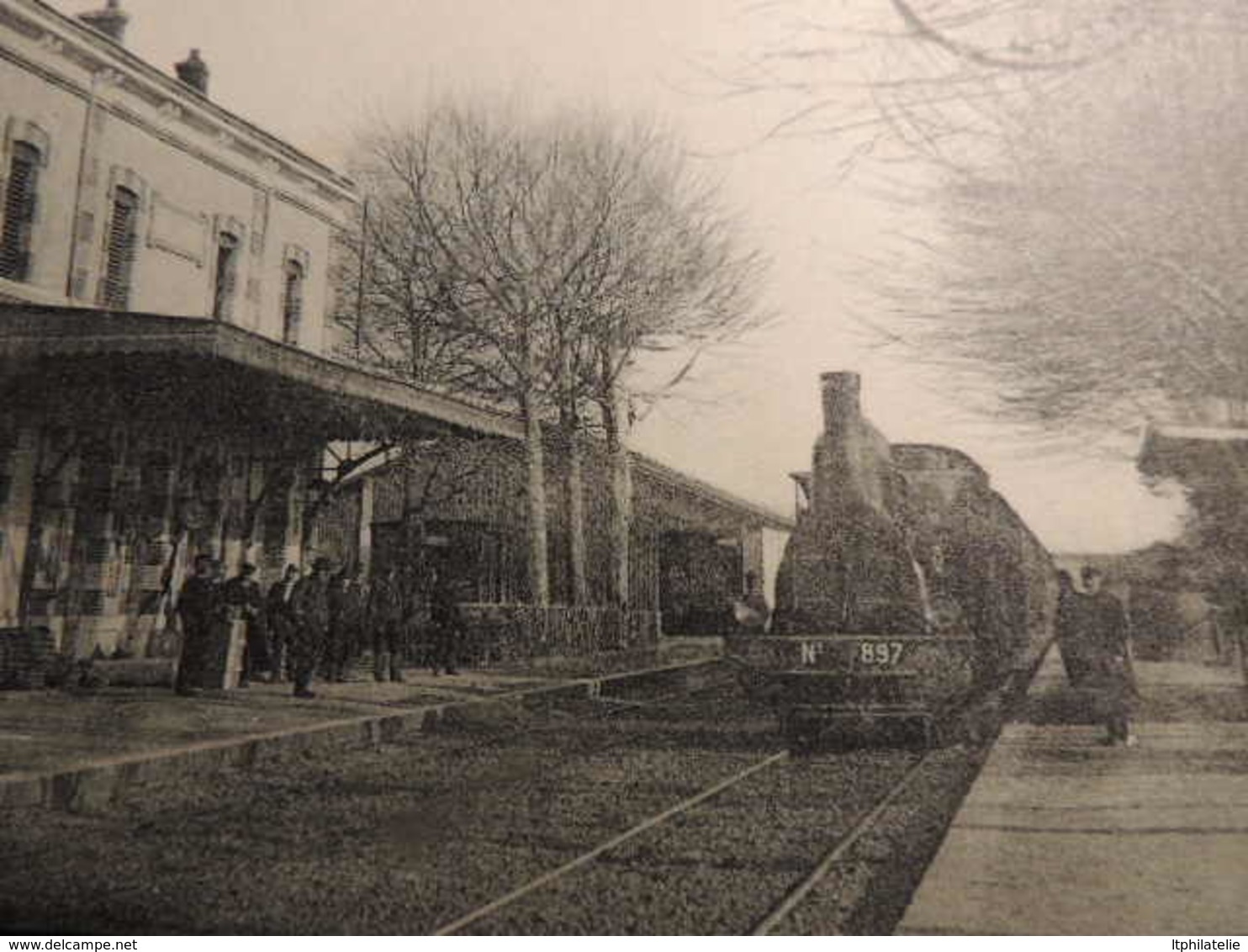 CPA  LOIRE  SURY LE COMTAL   LA GARE       TRAIN CHEF DE GARE   ET VOYAGEURS EN GARE   CP DE 1915 POUR CHATOU - Otros & Sin Clasificación