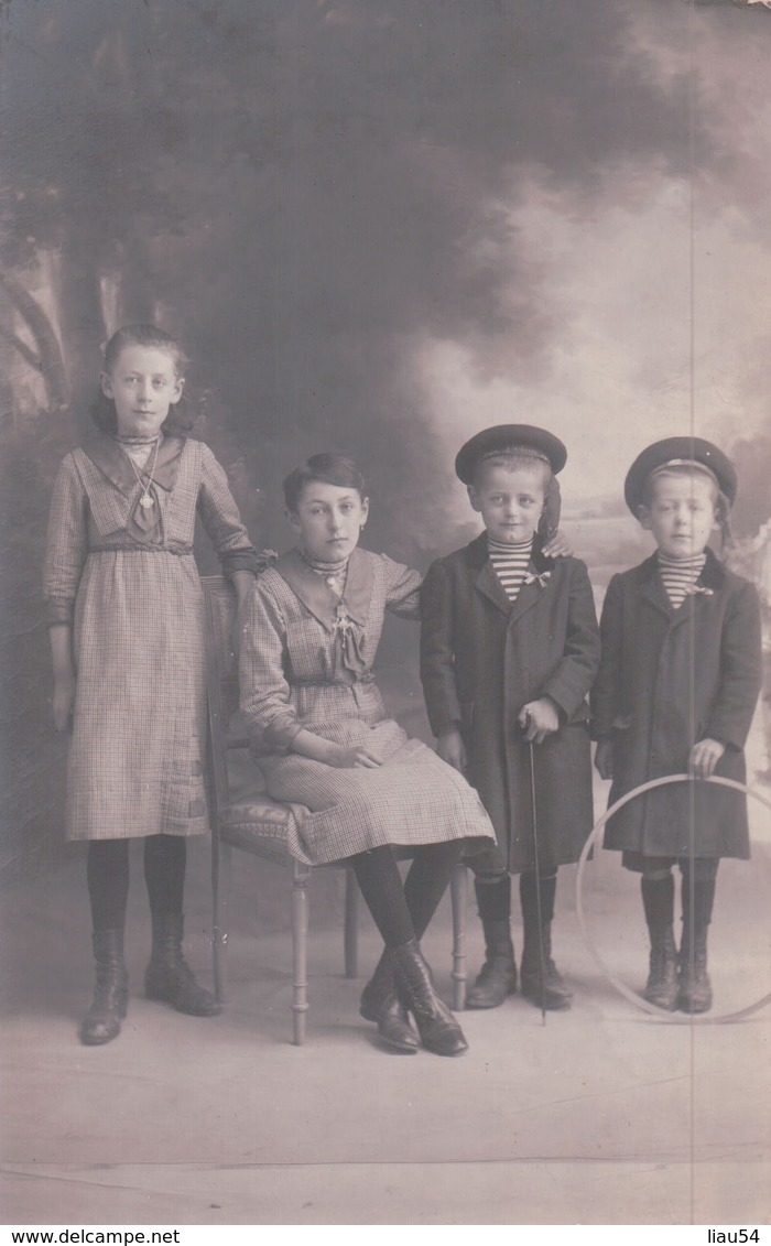 CARTE PHOTO Fait à Beausoleil Alpes Maritimes Le 28 Février 1915 Enfants En Tenue D'époque - Autres & Non Classés