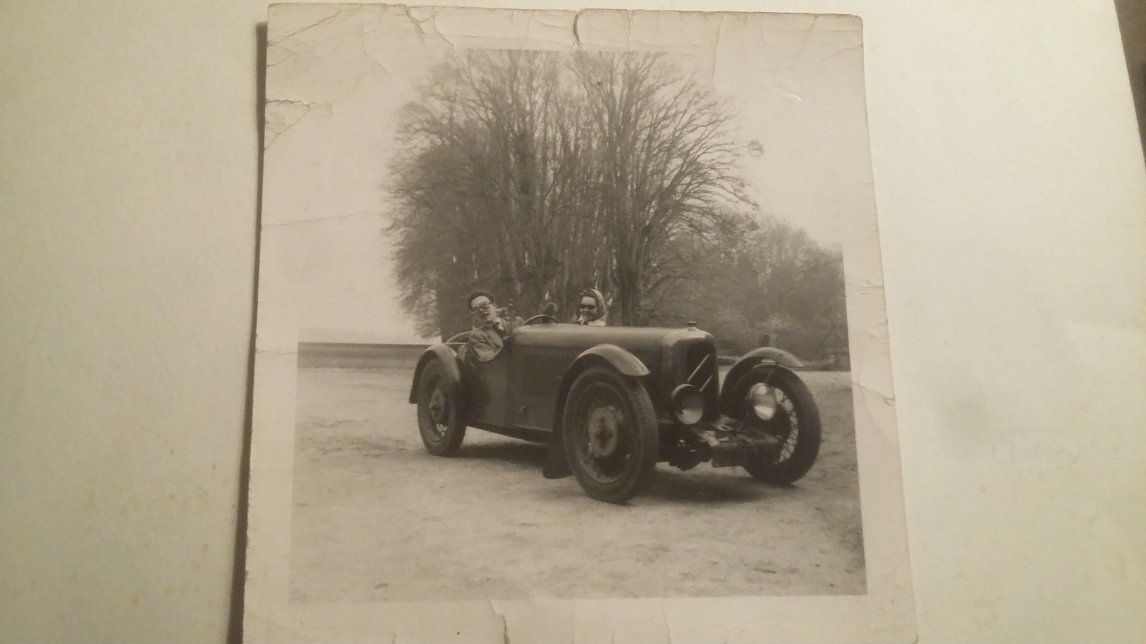 Ancienne Et Rare Photo D'une Voiture Ancienne Avec Un Couple Au Volant . - Automobiles