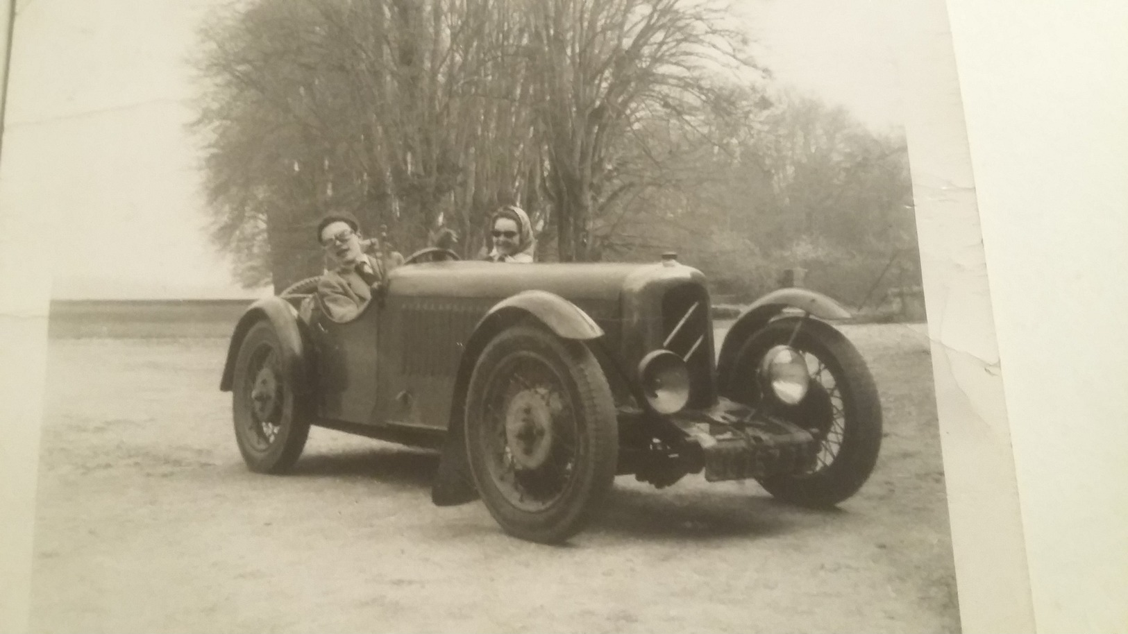 Ancienne Et Rare Photo D'une Voiture Ancienne Avec Un Couple Au Volant . - Automobiles