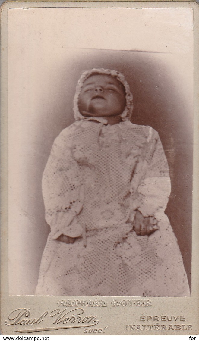 Photographie : C.D.V. : Post - Mortem : Enfant ( Bébé ) - Paul Verron : St-étienne - Loire - Anciennes (Av. 1900)