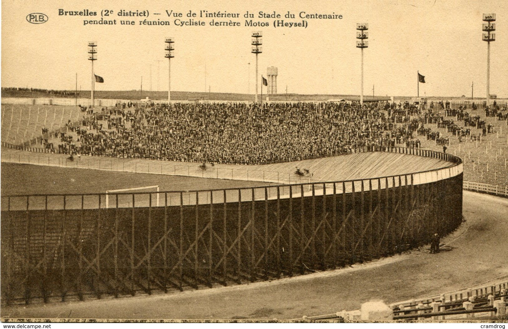 Laeken Bruxelles (2e District ) Vue De L'intérieur Du Stade Du Centenaire Pendant Une Réunion Cycliste Derrière Motos - Laeken