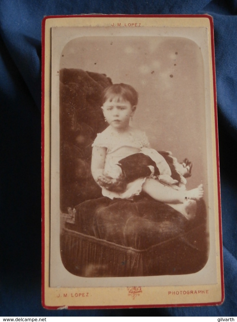 Photo CDV  Lopez Rue Condorcet Paris  Petite Fille Assise Avec Un Grande Poupée Sur Ses Genoux  CA 1880 - L416 - Anciennes (Av. 1900)