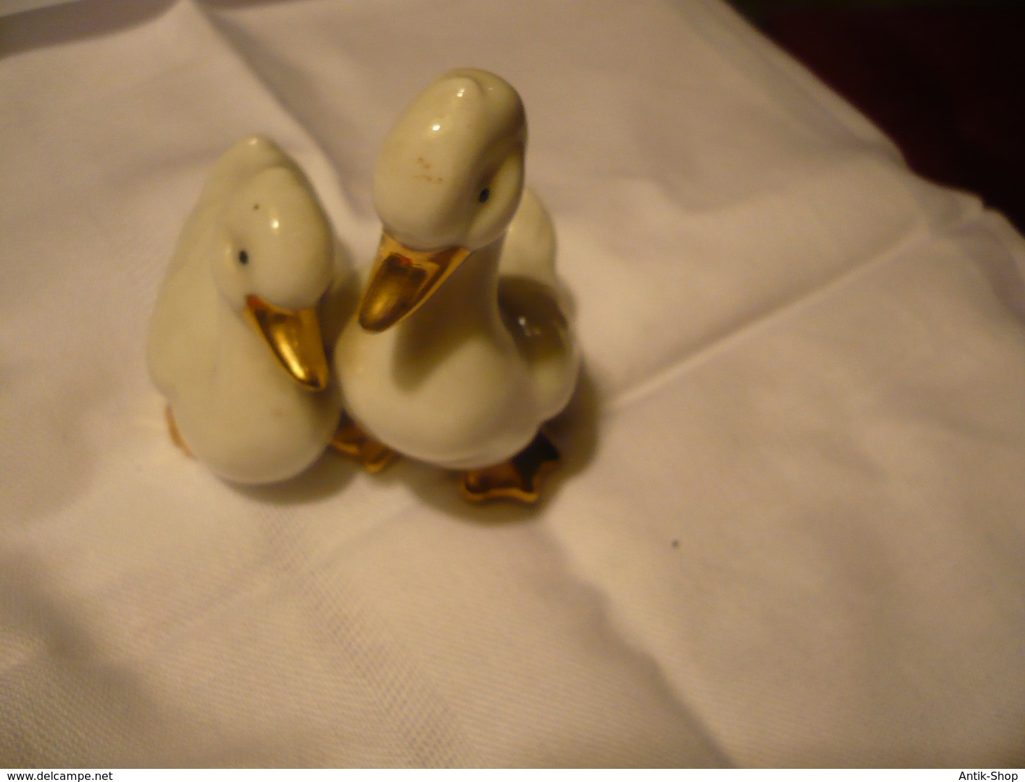 Entenpaar Aus Porzellan Mit Vergoldeten Schnäbeln Und Füßen  (728BW) Preis Reduziert - Sonstige & Ohne Zuordnung