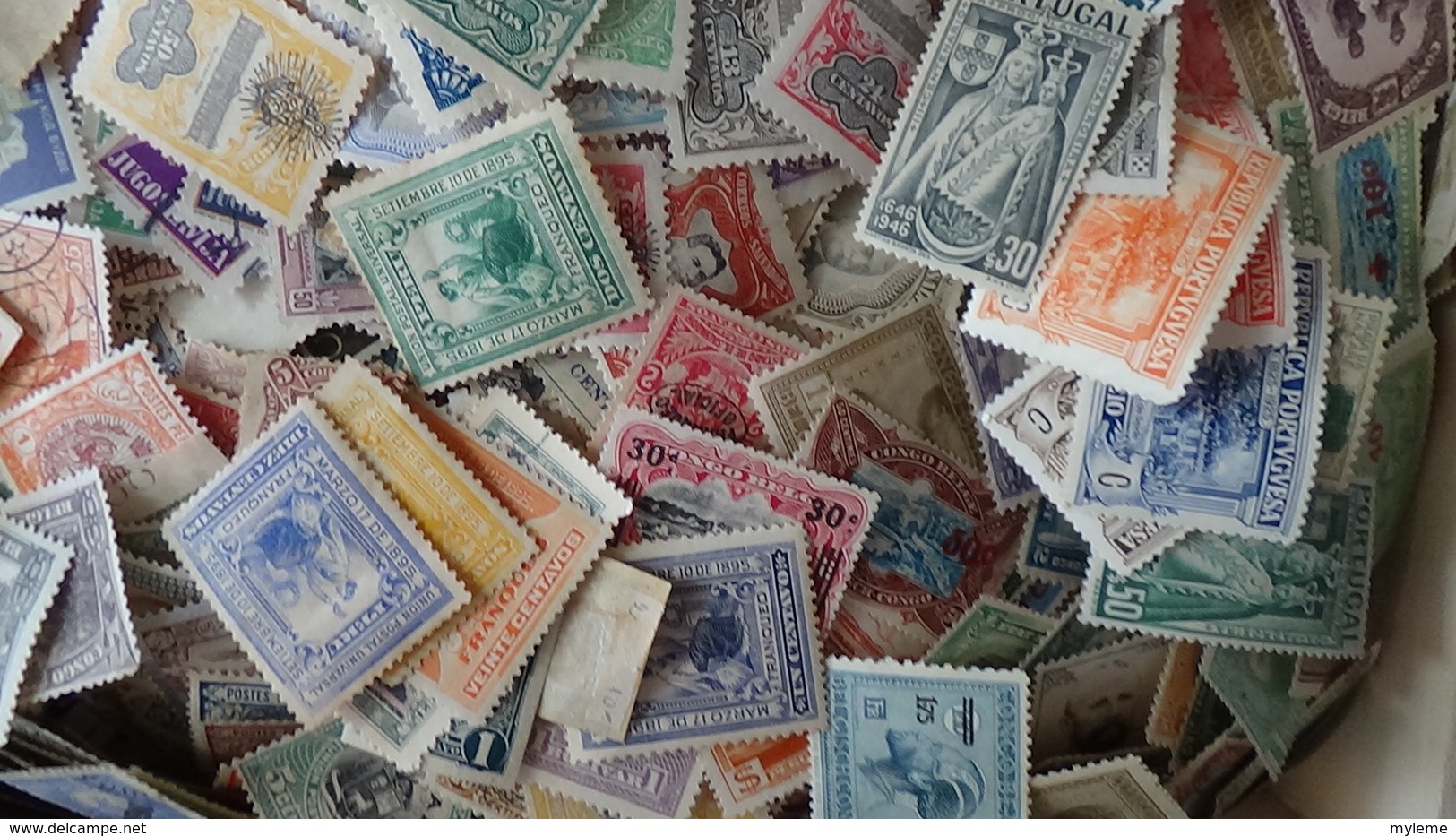 Plusieurs Dizaines De Timbres Oblitérés De Différents Pays Dans Une Boite En Bois. A Saisir !!! - Collections (en Albums)