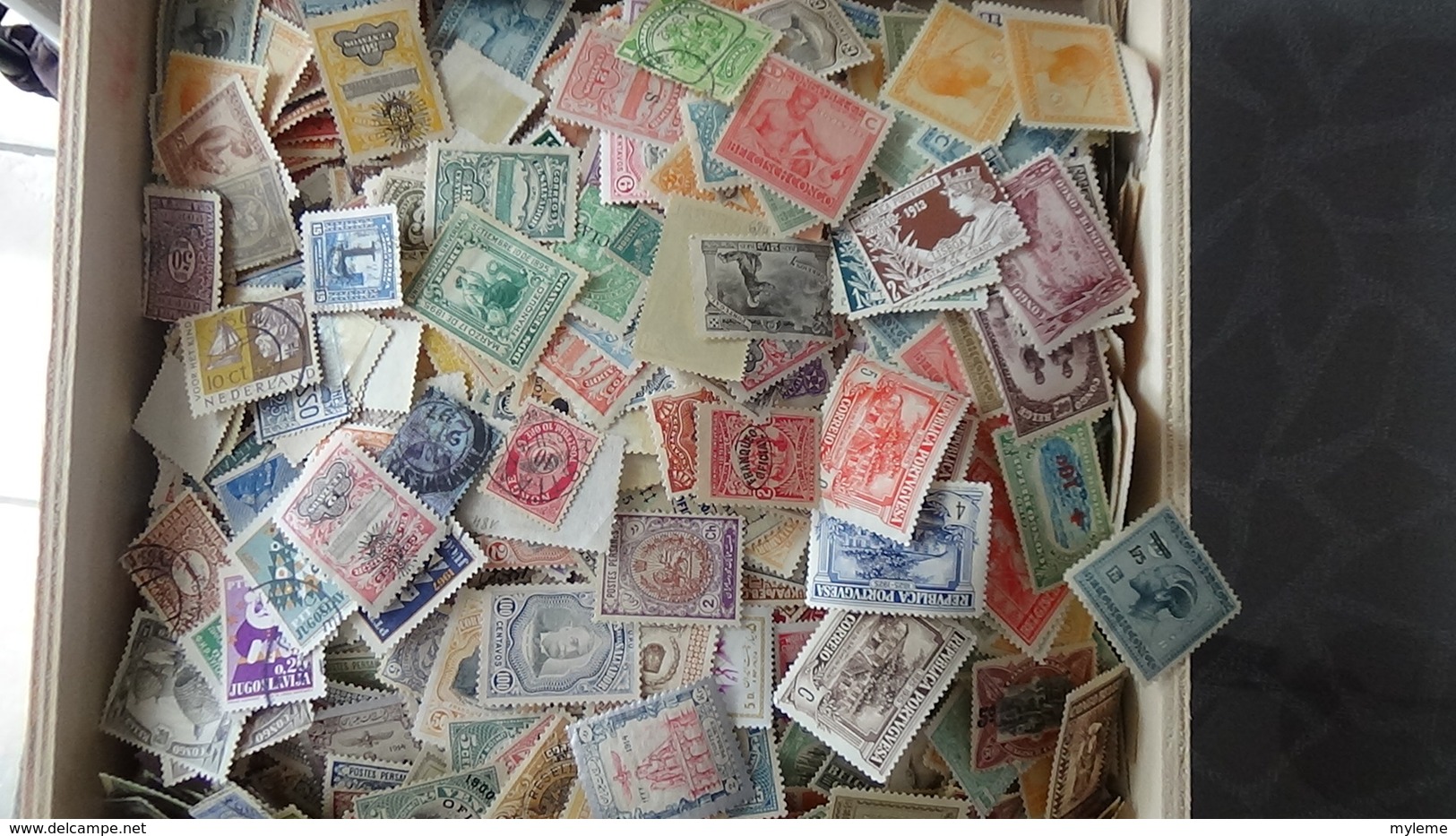 Plusieurs Dizaines De Timbres Oblitérés De Différents Pays Dans Une Boite En Bois. A Saisir !!! - Collections (en Albums)