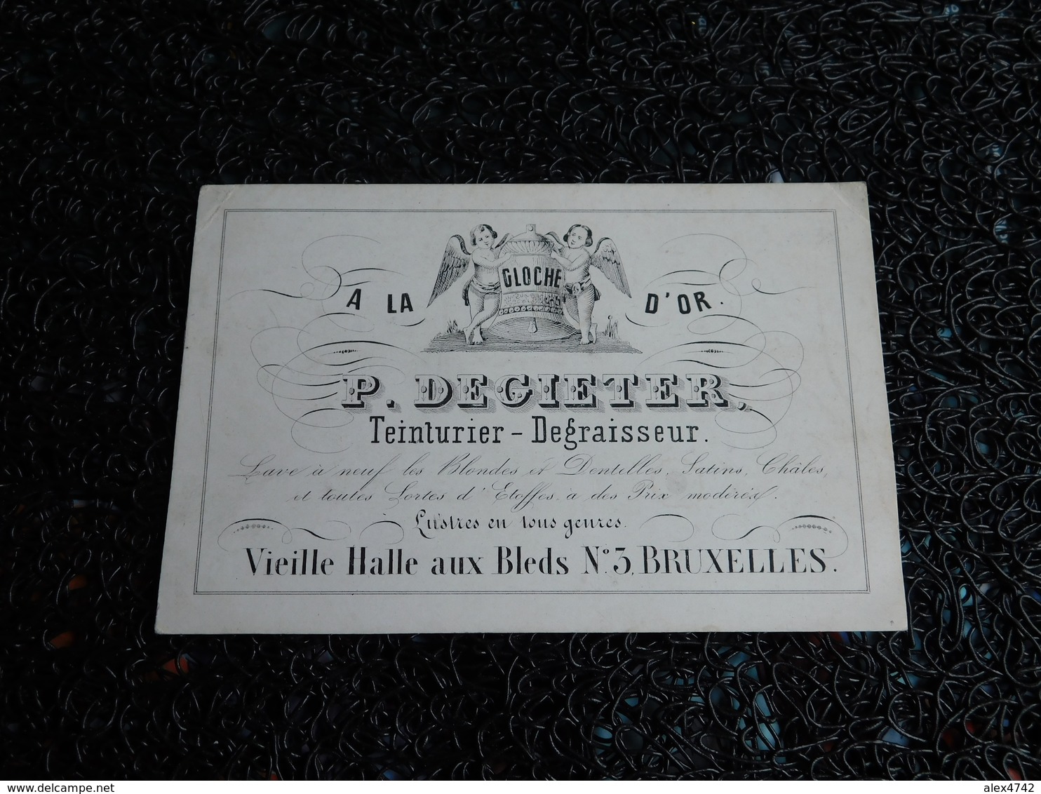 Carte Porcelaine (?) Teinturier - Dégraisseur P. Decieter, A La Cloche D'or, Bruxelles, 10,5x7 Cm   (Y5) - Cartes De Visite