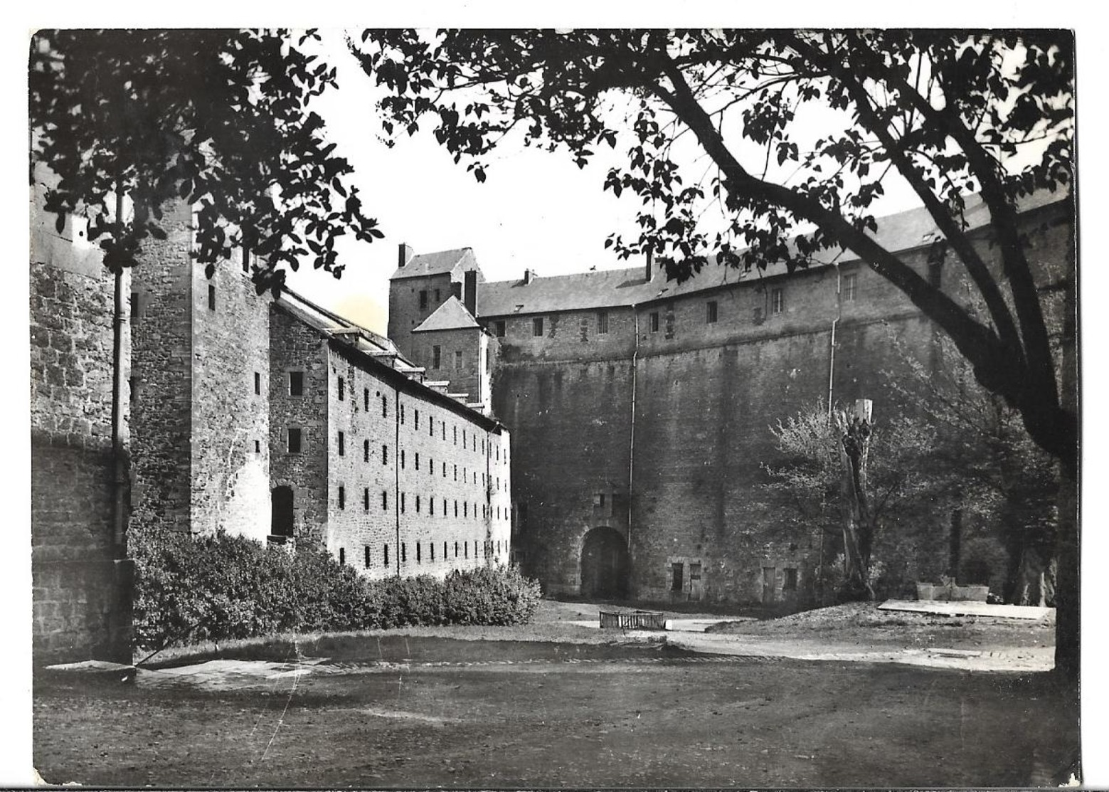 CPSM  En  GF  Et  En  NB  De  SEDAN  (08)  -  Château-Fort    -  La  Baille  XV° Siècle    //     TBE - Sedan