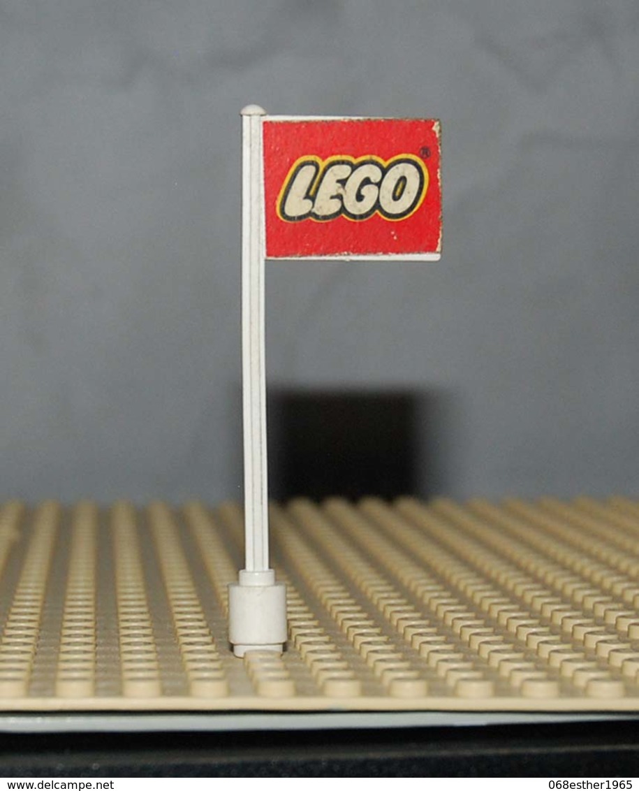 Lego Vintage Drapeau Sur Mat Avec Motif Légo Fond Rouge Sticker (un Peu Usé) Ref 3596pb02s - Lego Technic
