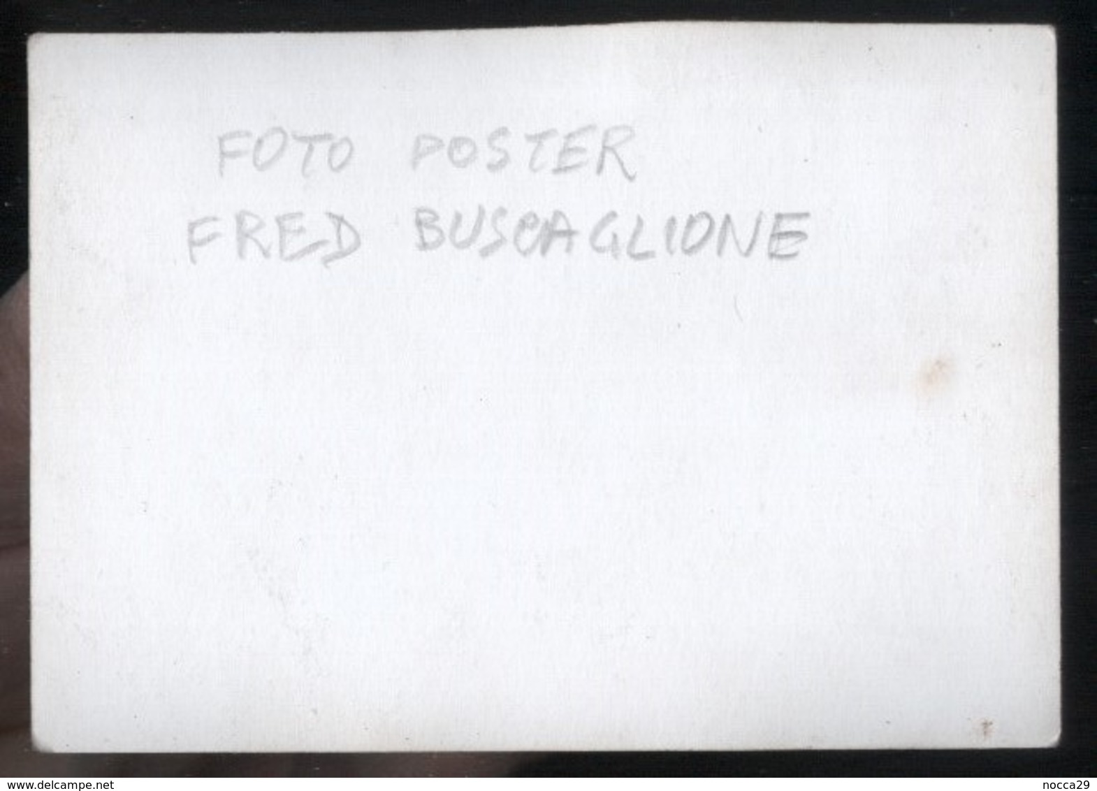 BELLA FOTO PRIVATA ORIGINALE ANNI 50 CON POSTER DI FRED BUSCAGLIONE (cm 10,5 X 7,5) - Posters
