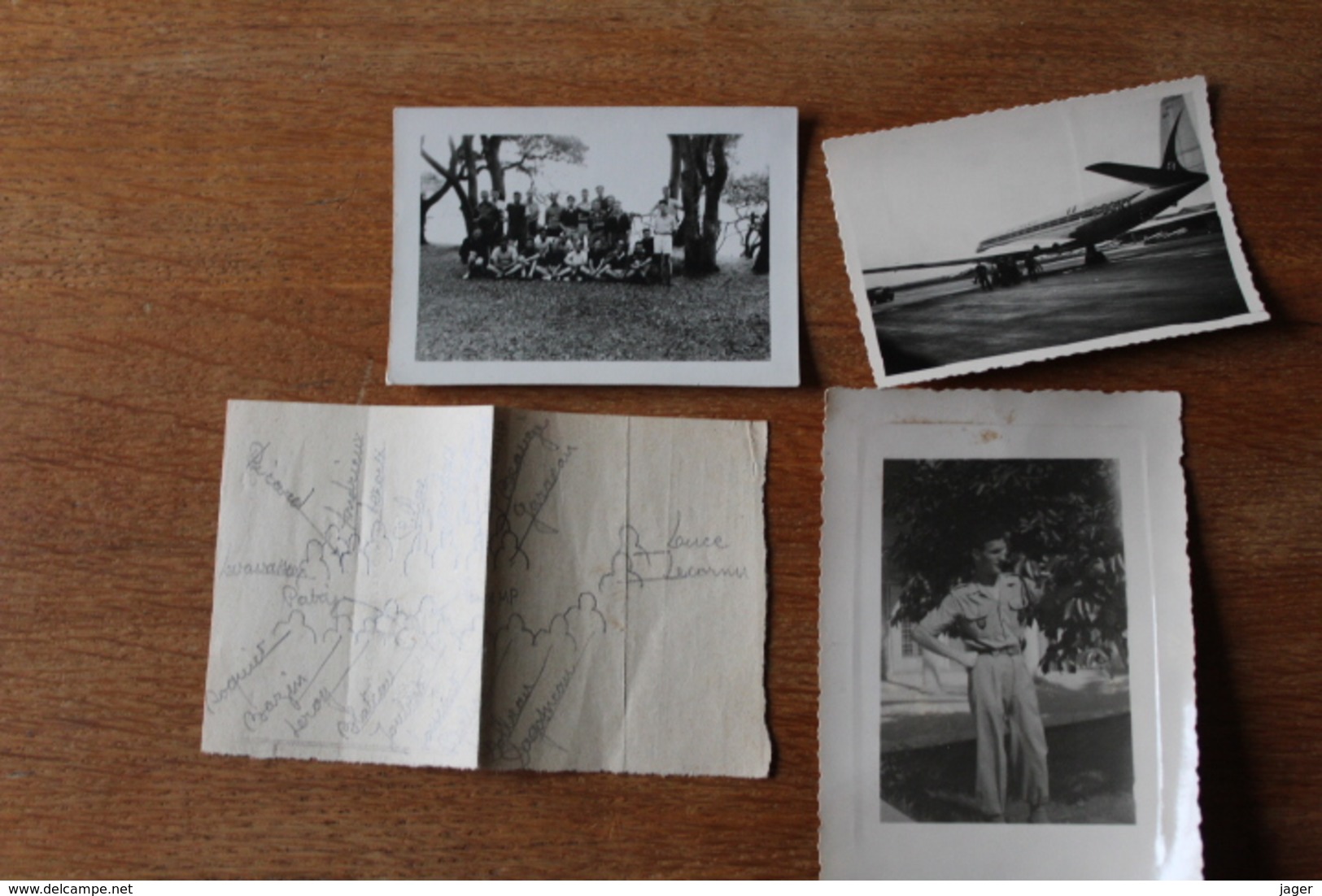 ensemble de photo d'avion   vers 1950  sur une base aerienne   photos identifiées