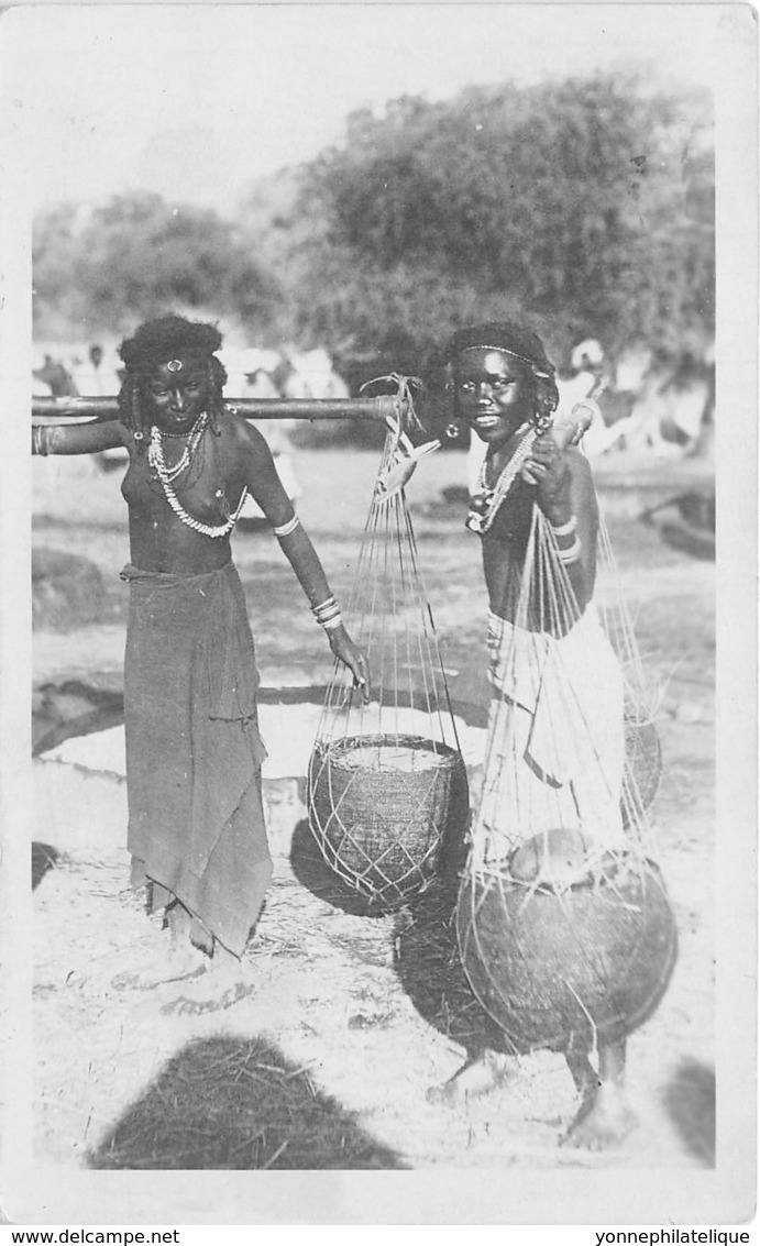 Somalie / 11 - Youth At The Wall - Somalia