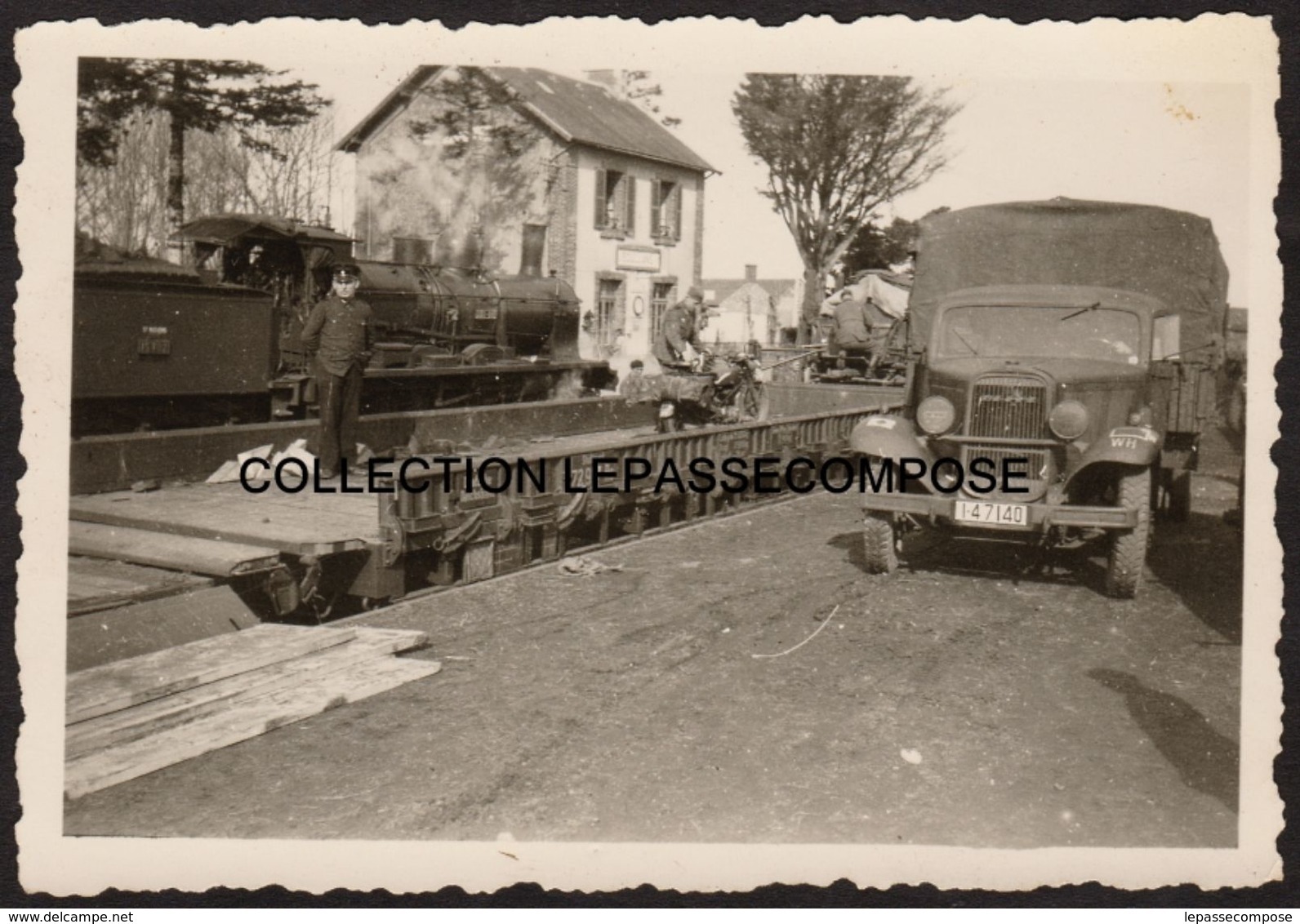 TOP - SOULLANS - LA GARE - LOT 3 CLICHES DECHARGEMENT D'UN TRAIN PAR L'OCCUPANT ALLEMAND -BELLE LOCOMOTIVE EN MARS 1941 - Soullans